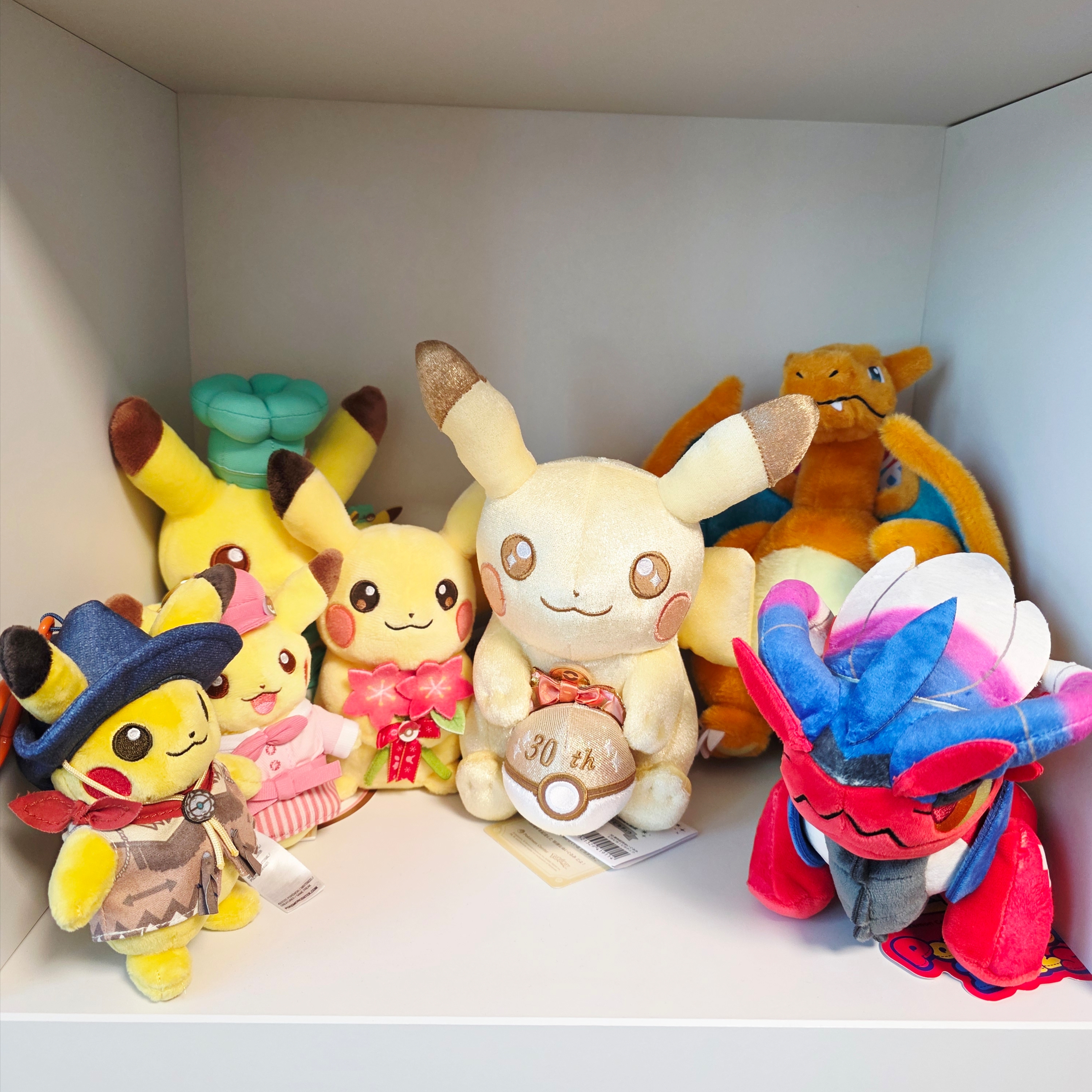 Pokemon 30th Anniversary Mascot Shiny Pikachu Plush Toy 착용 스타일