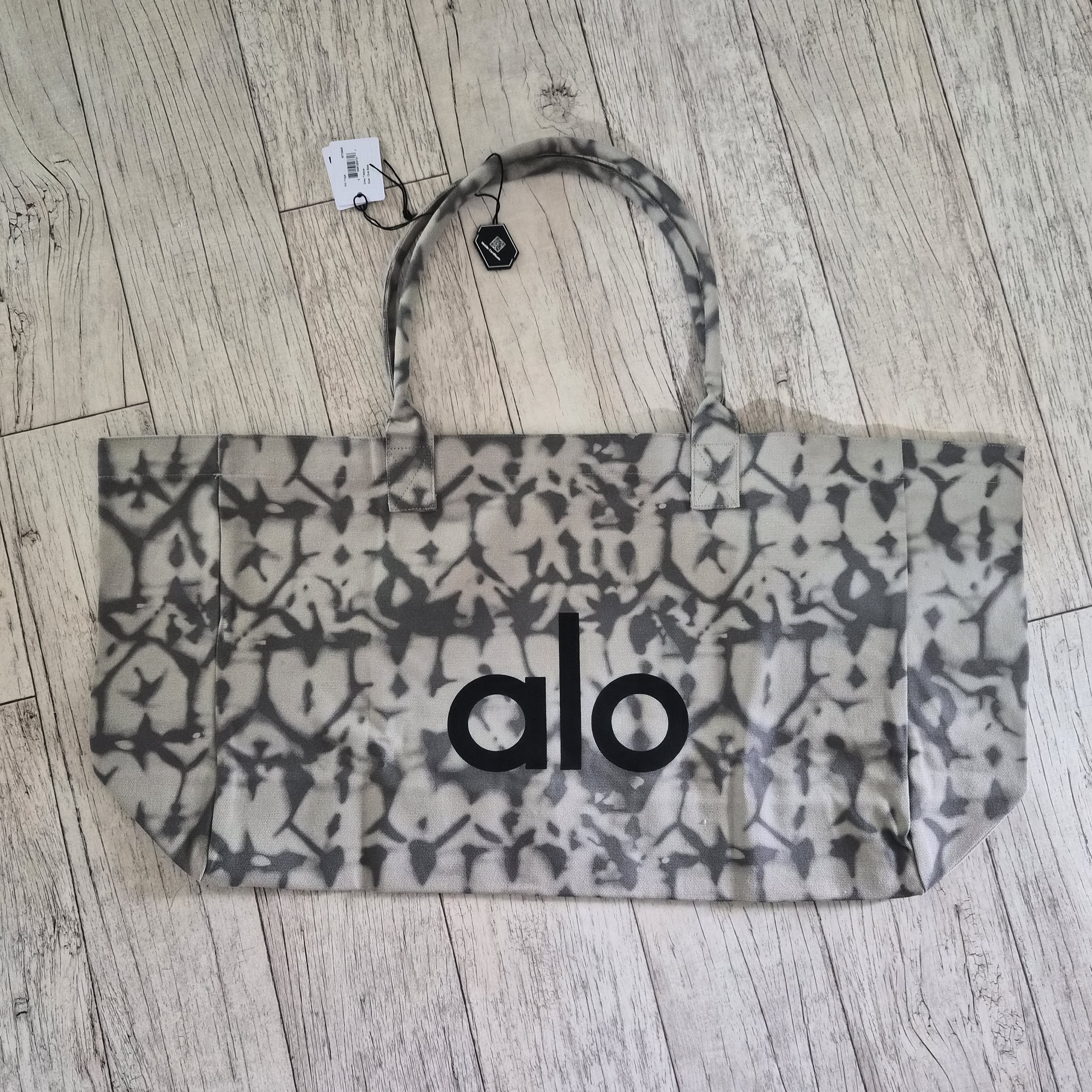Alo Yoga Iconic Shopper Tote Bag Grey Tiedye 착용 스타일 - 1
