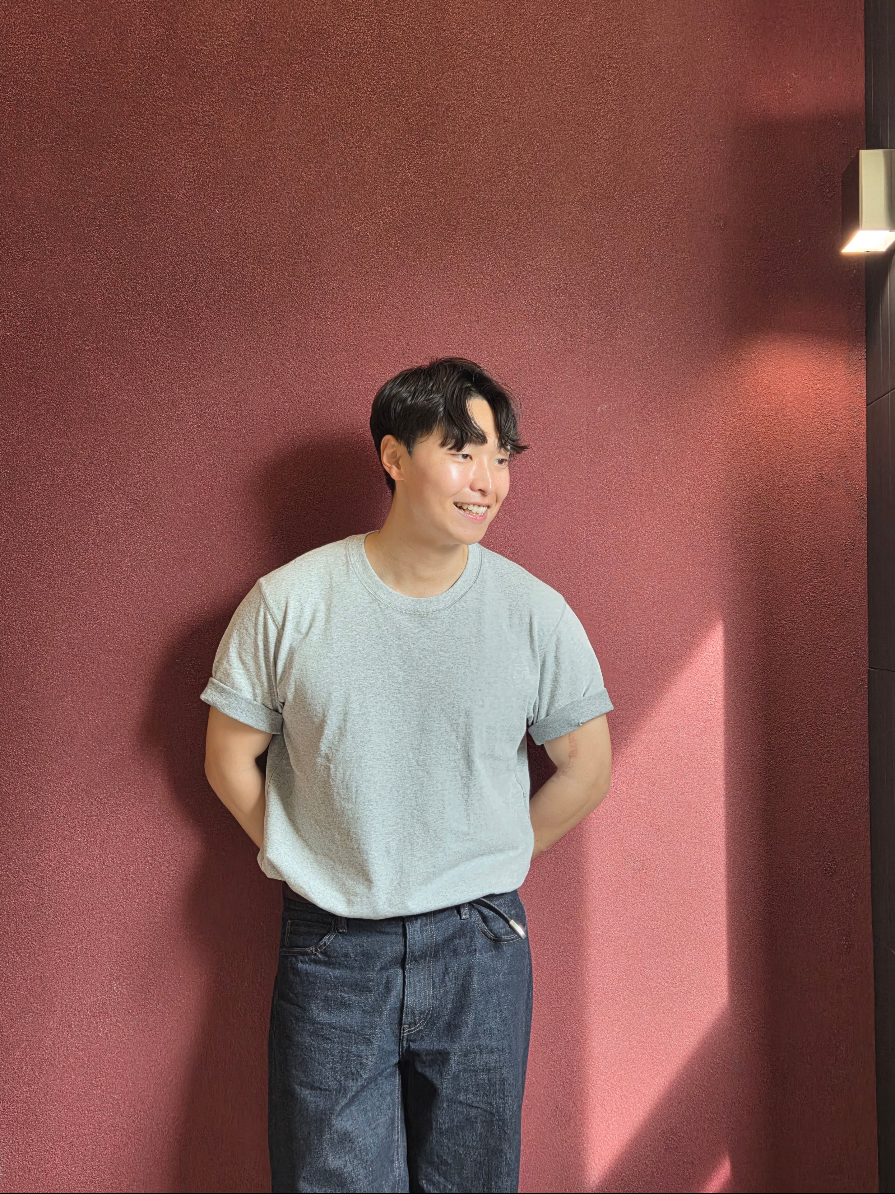 Uniqlo x JW Anderson Bi-Color T-Shirt Grey, Uniqlo x JW Anderson Selvedge Straight Jeans Navy 착용 스타일 - 8