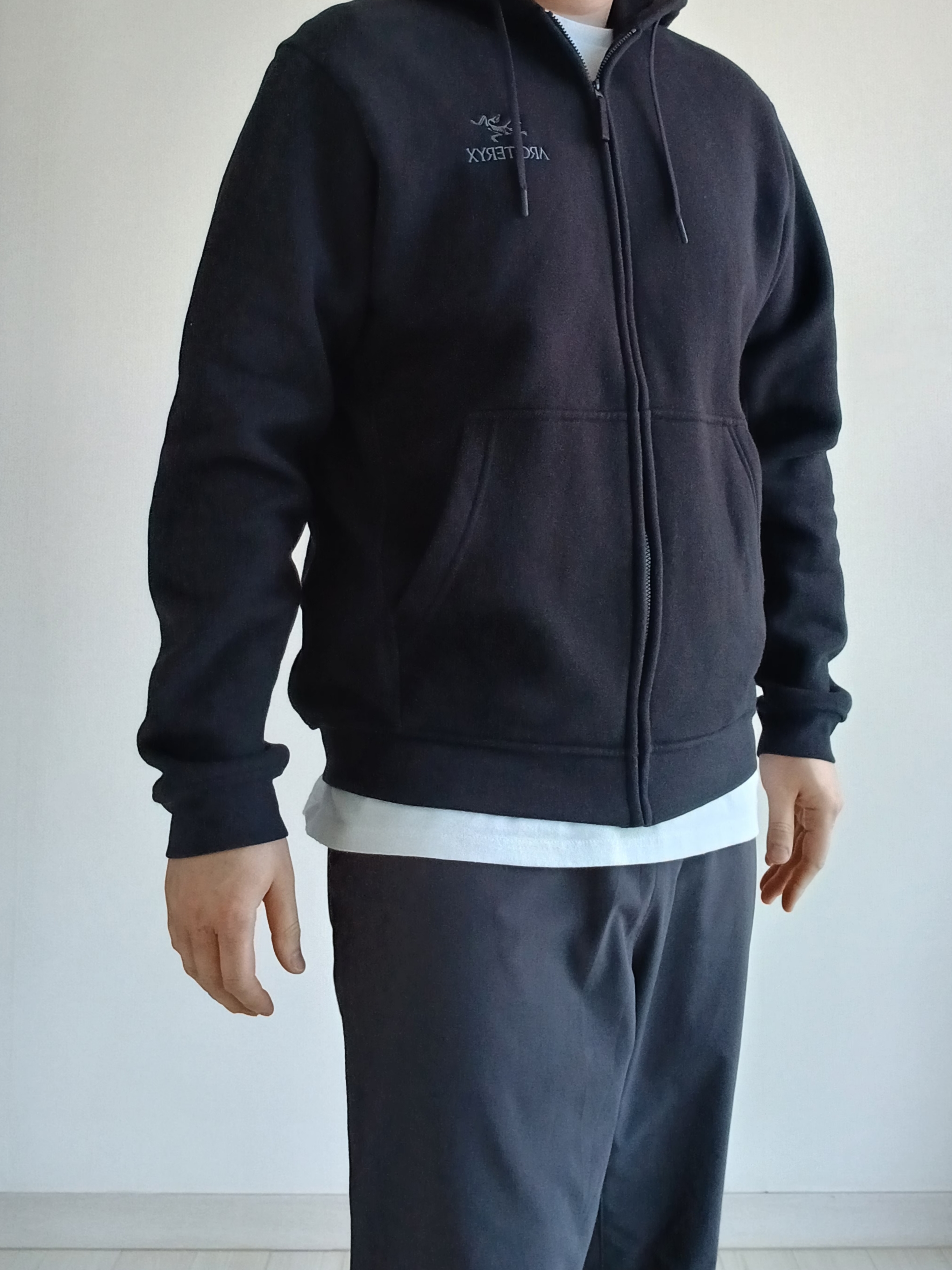 Patagonia Daily Pocket Short Sleeve T-Shirt Birch White, Patagonia Terrebonne Joggers Black 착용 스타일 - 3