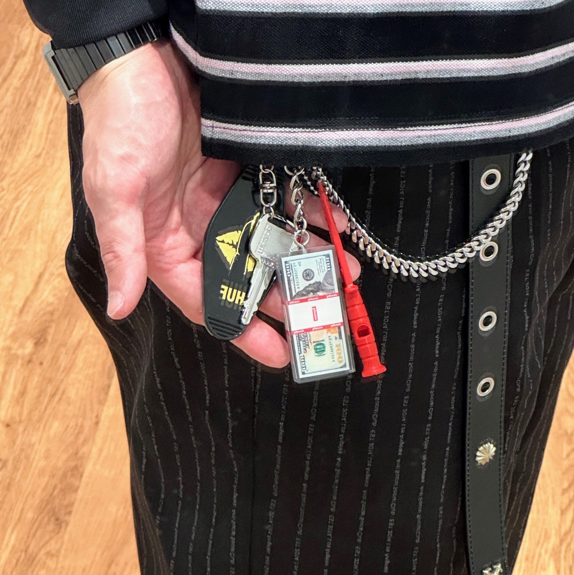 Supreme x Ka-Bar Emergency Whistle Keychain Red - 26SS 착용 스타일