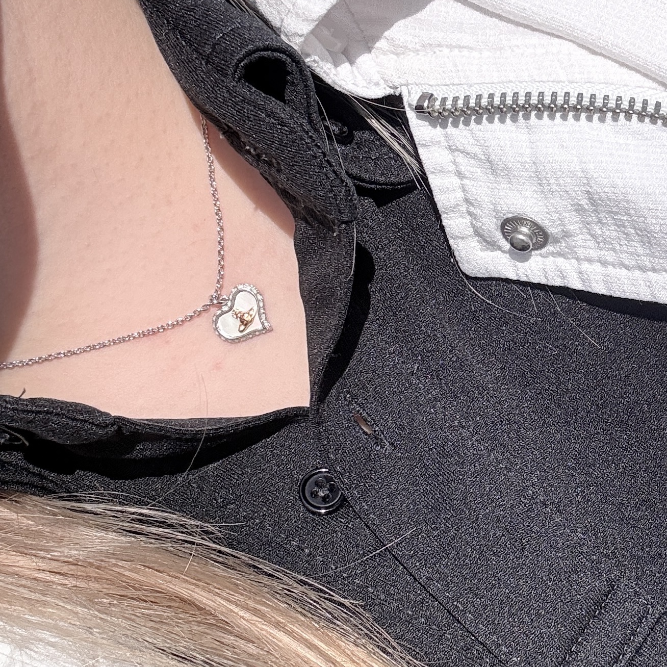 (W) Vivienne Westwood Petra Pendant Gold White 착용 스타일 - 1