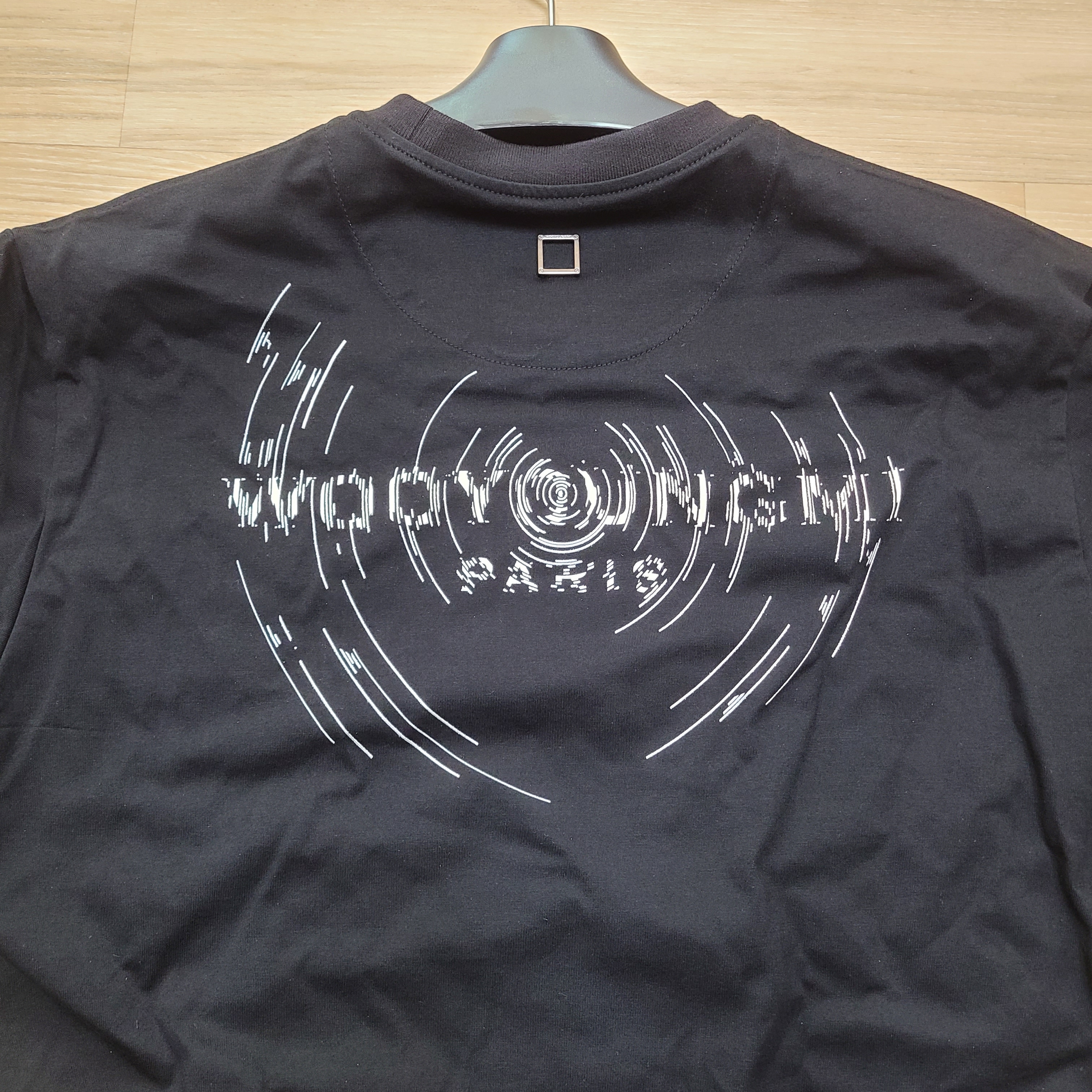 Wooyoungmi Wave Graphic Back Logo T-Shirt Black - 24FW 착용 스타일 - 1