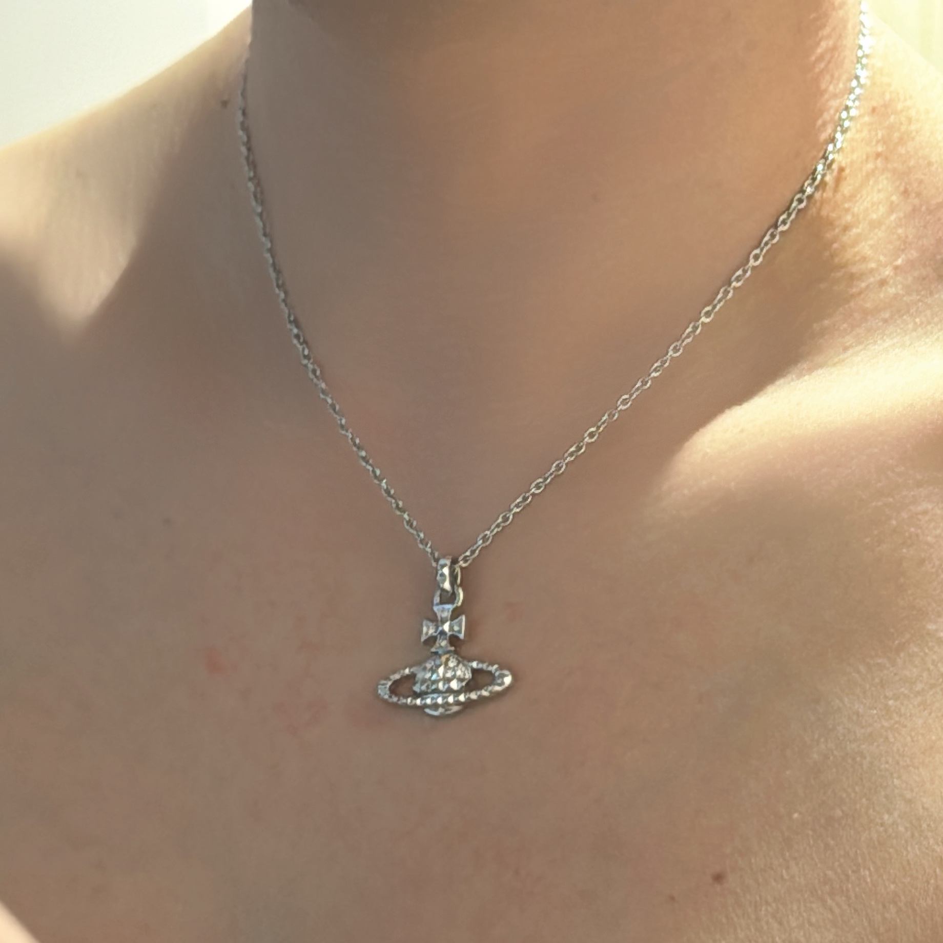 Vivienne Westwood Mayfair Bas Relief Pendant Silver 착용 스타일