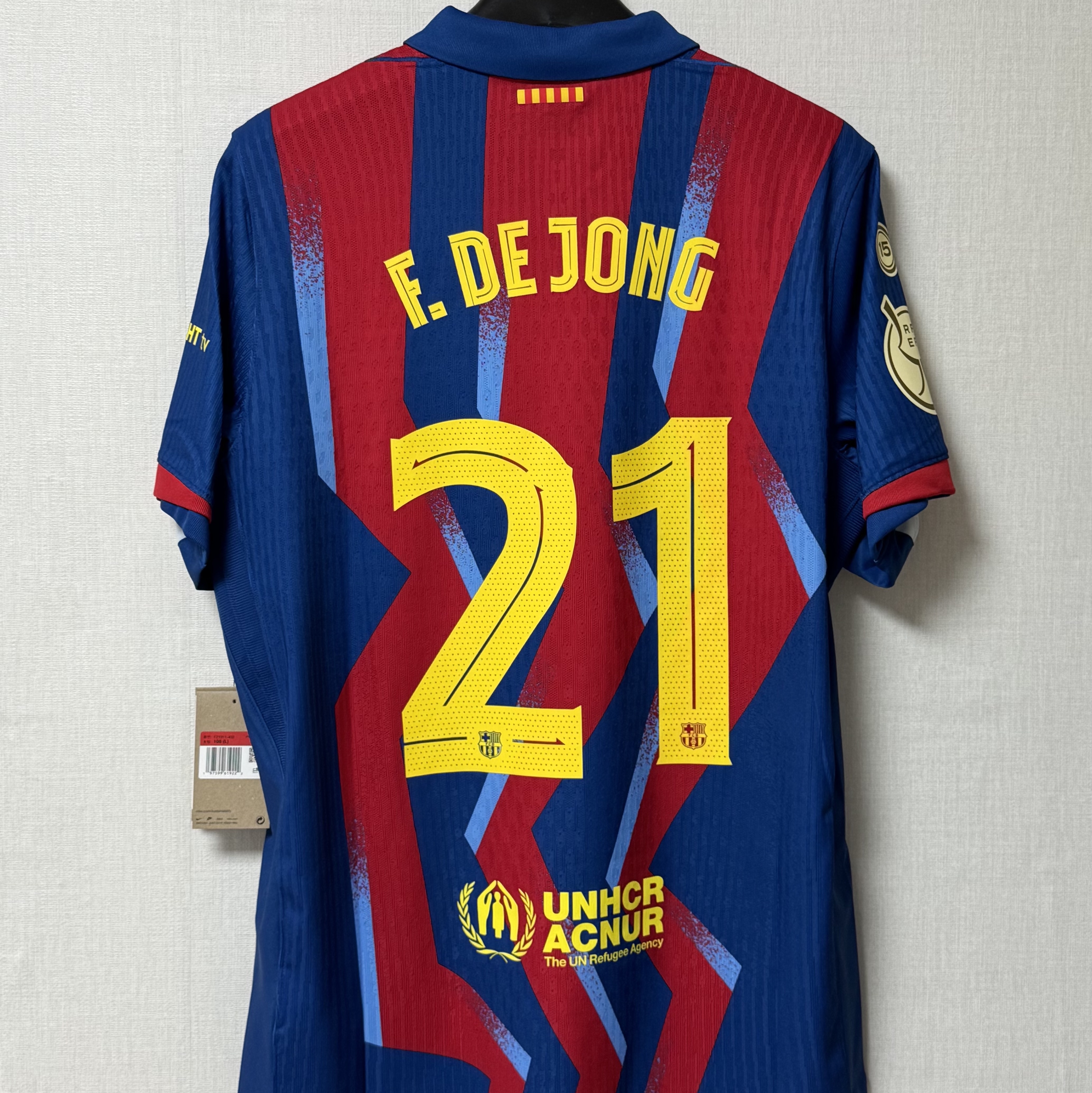 Nike FC Barcelona 2025/26 Stadium Fourth Dri-Fit Soccer Replica Jersey Gym Blue Salsa Red (Non Marking Ver.) 착용 스타일 - 2
