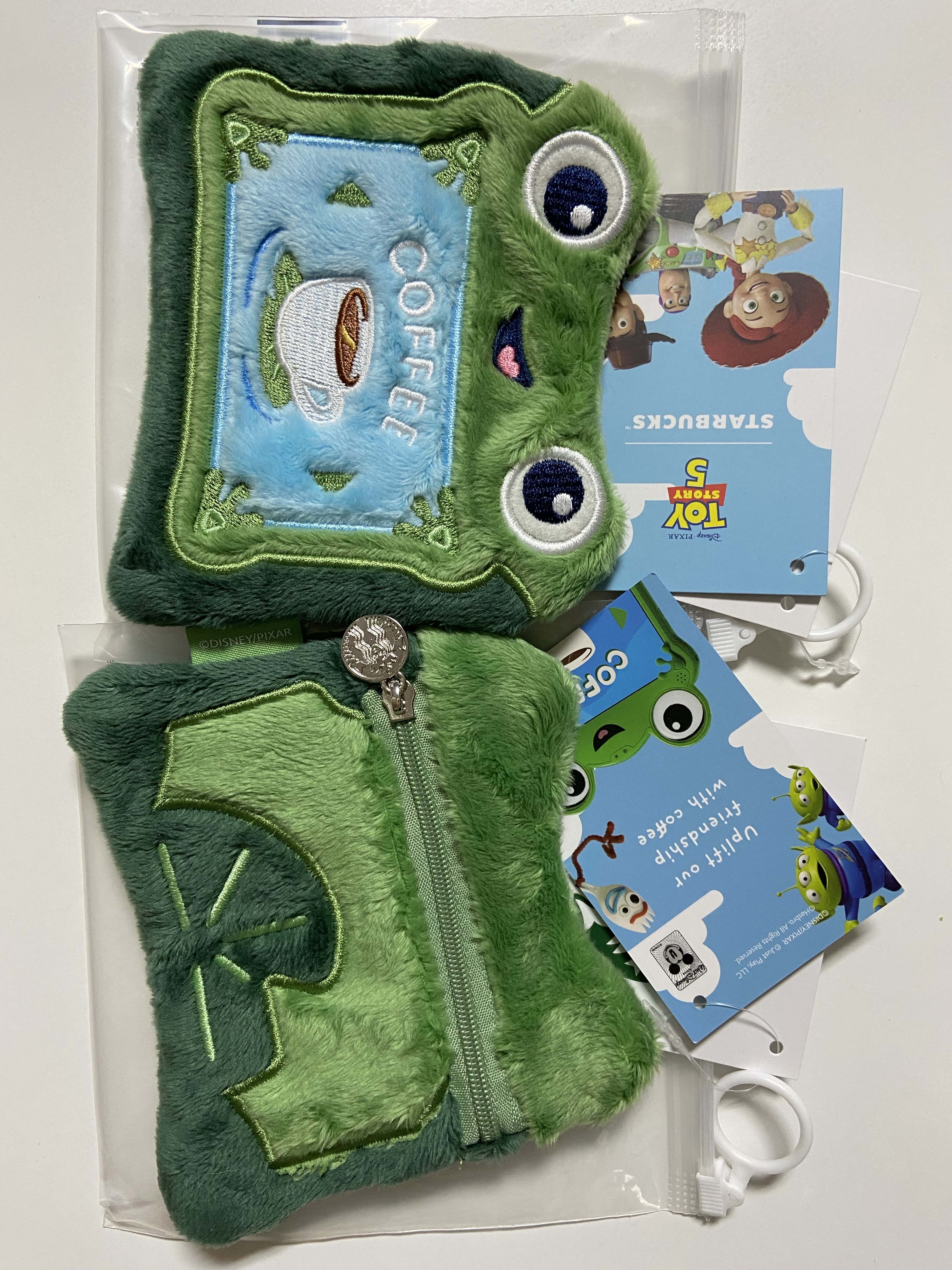 Starbucks x Toy Story 5 MD Lilypad Pouch Green 착용 스타일