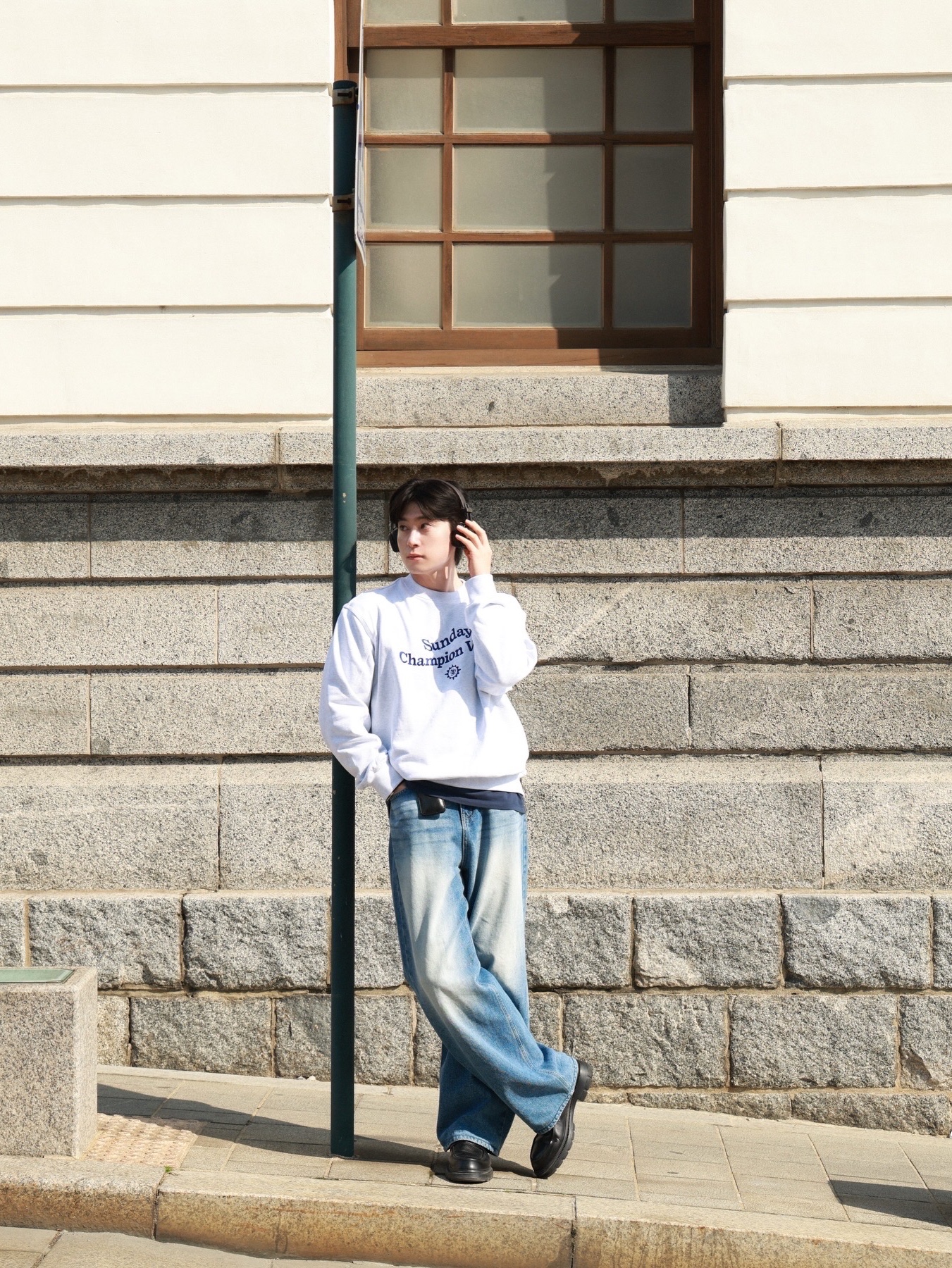 NOS7 Cursive logo Sweatshirt Grey, Marshall Major V Brown (Korean Ver.) 착용 스타일 - 1