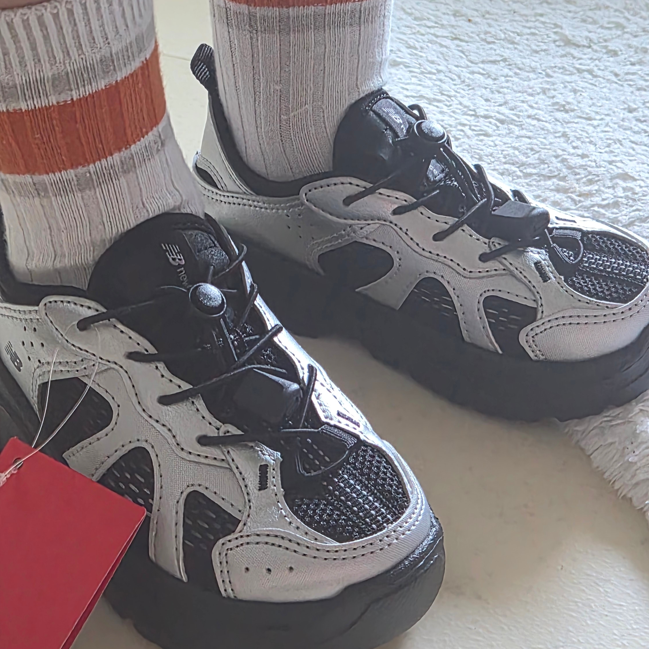 (Kids) New Balance Kave Sandal Silver 착용 스타일