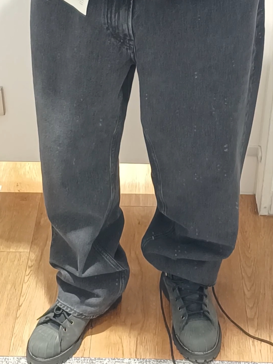 Uniqlo x JW Anderson Straight Jeans Tall Gray 착용 스타일