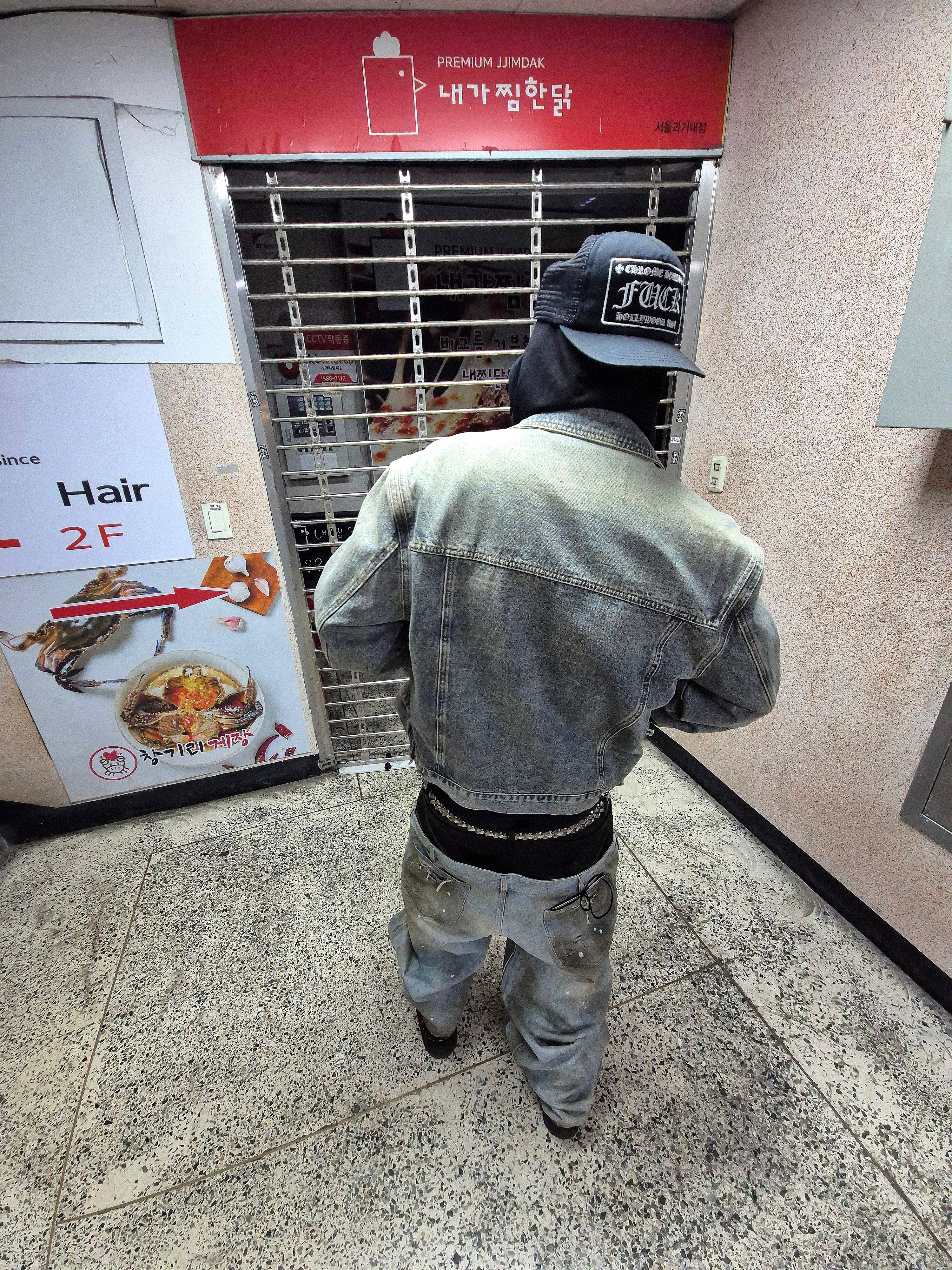 Chrome Hearts Fuck Hollywood Trucker Hat Black 착용 스타일 - 1