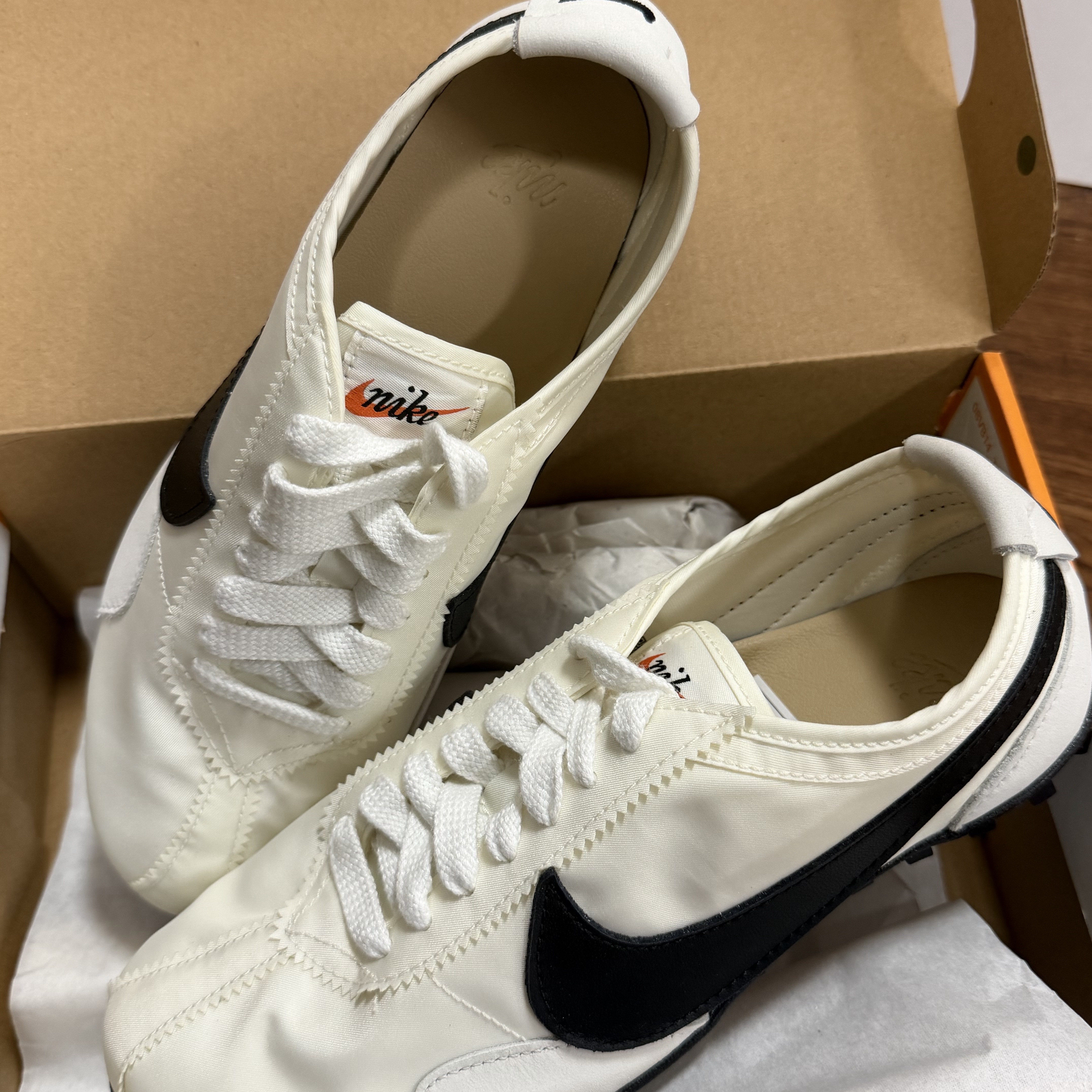 (W) Nike Moon Shoe Soft Pearl and Black 착용 스타일