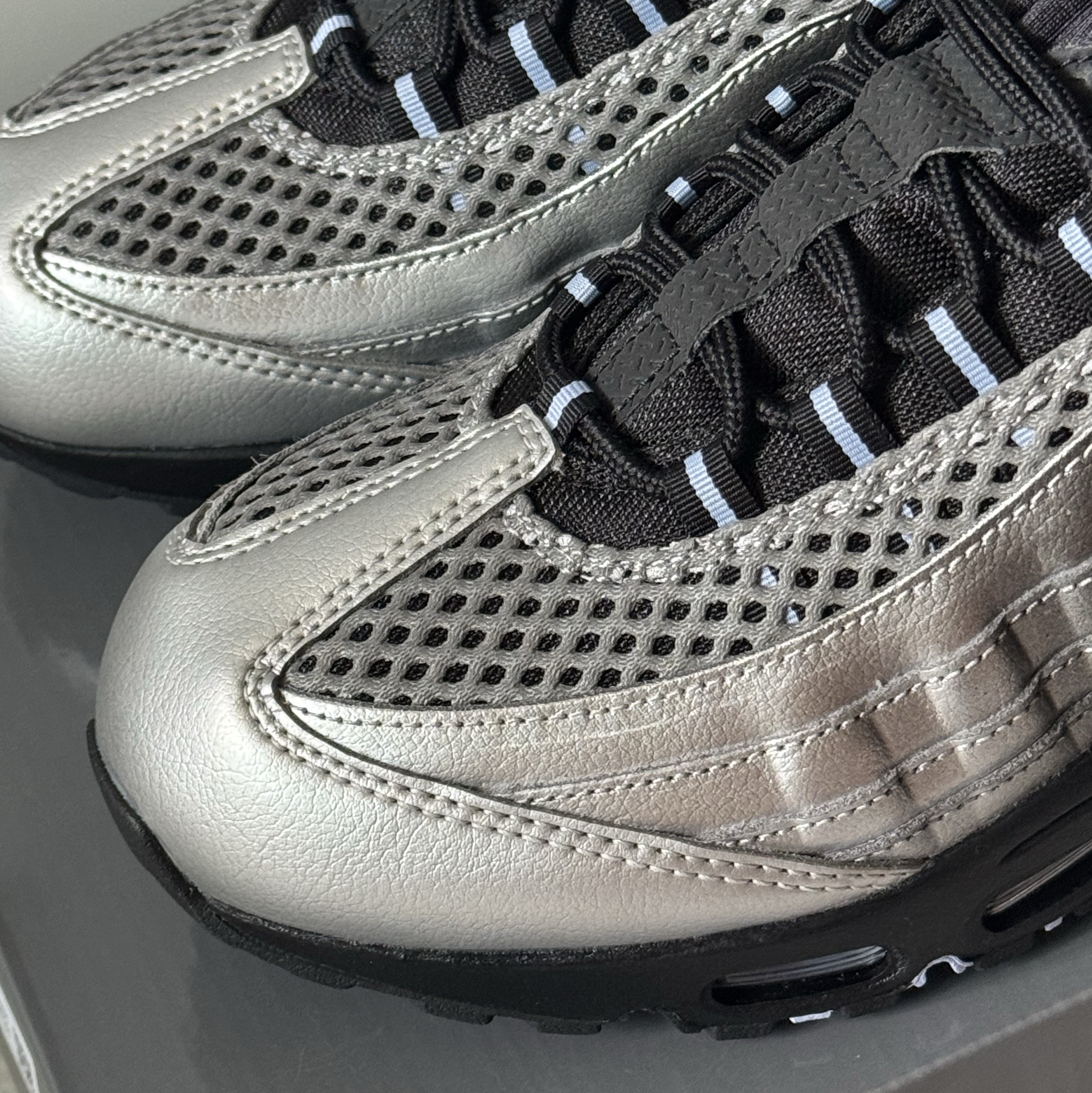 Nike x Palace Air Max 95 Metallic Silver Aluminum 착용 스타일 - 2