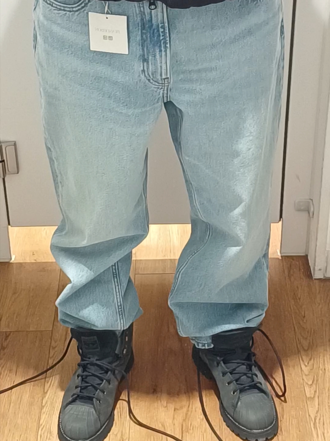 Uniqlo x JW Anderson Straight Jeans Blue 착용 스타일