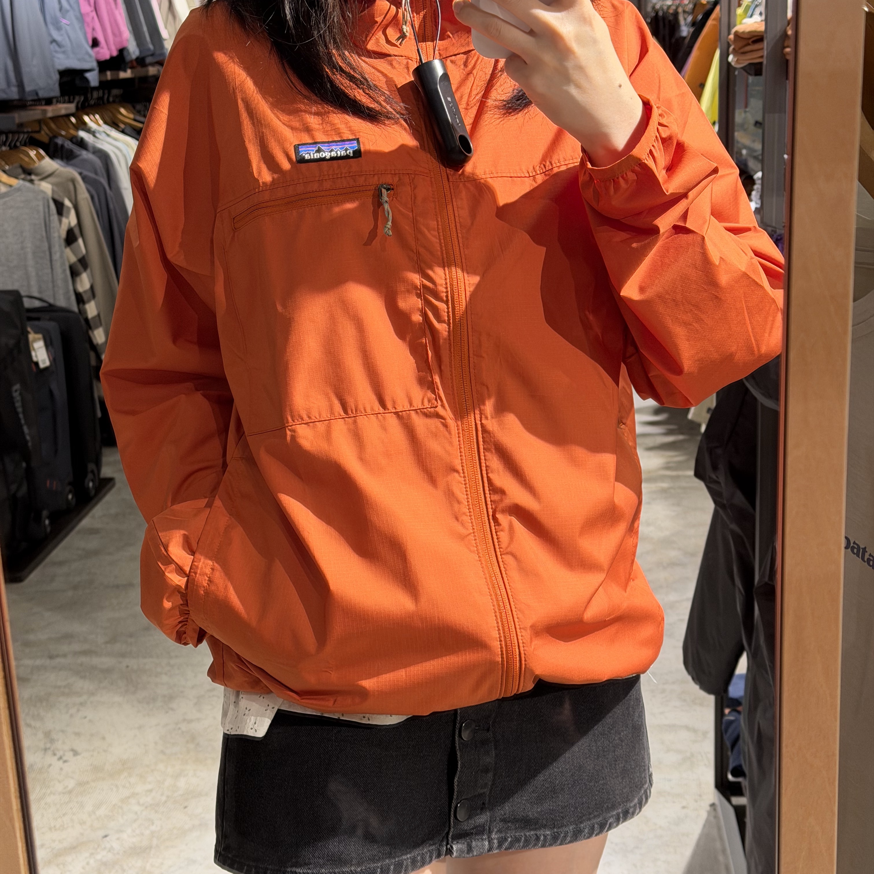 Patagonia Light Variable Jacket Coal Orange 착용 스타일
