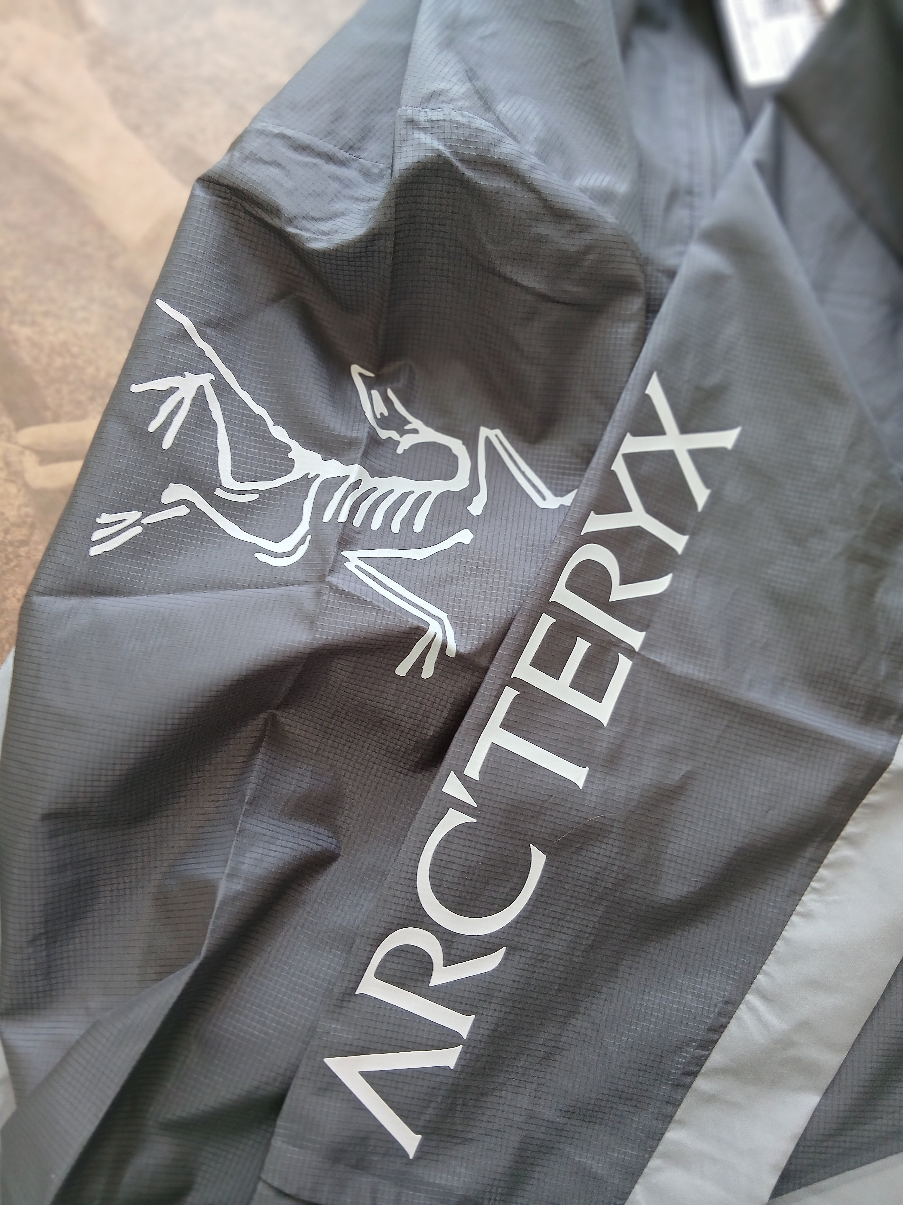 Arc'teryx Norvan Windshell Hoody Cloud Void 착용 스타일 - 3