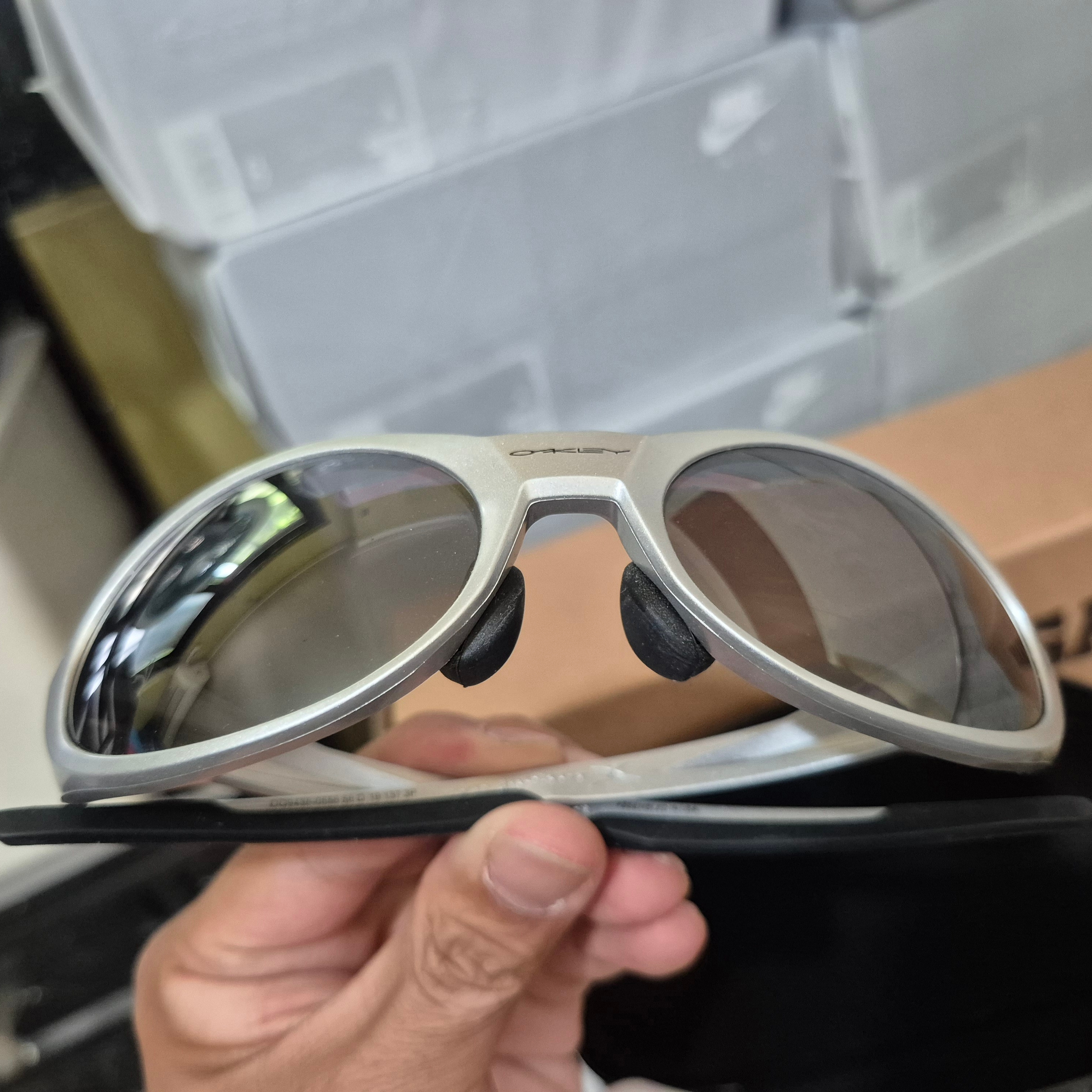 Oakley Eye Jacket Redux Silver Frame Prizm Black Polarized Lenses High Bridge Fit 착용 스타일 - 1