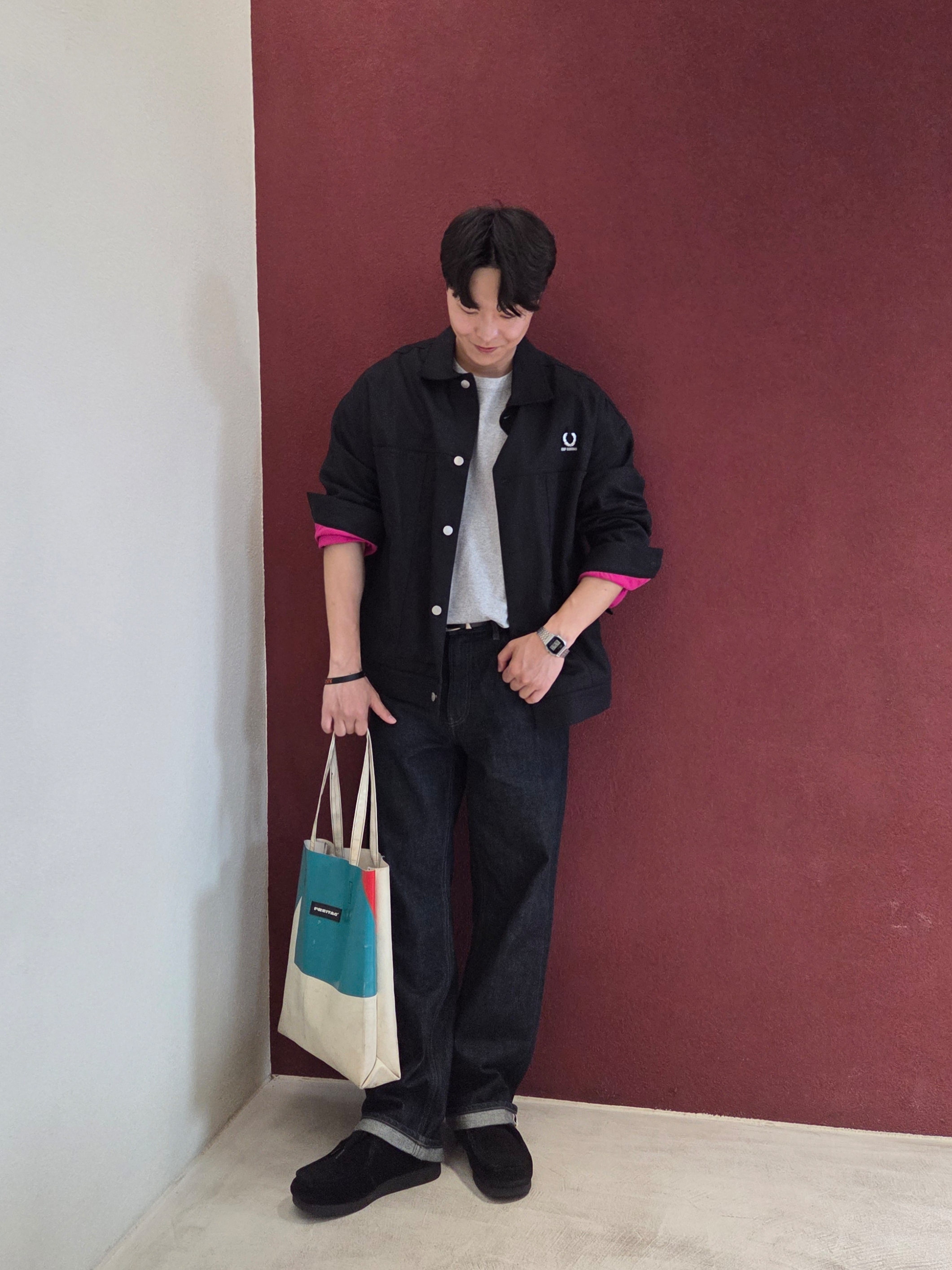 Uniqlo x JW Anderson Bi-Color T-Shirt Grey, Uniqlo x JW Anderson Selvedge Straight Jeans Navy 착용 스타일 - 4