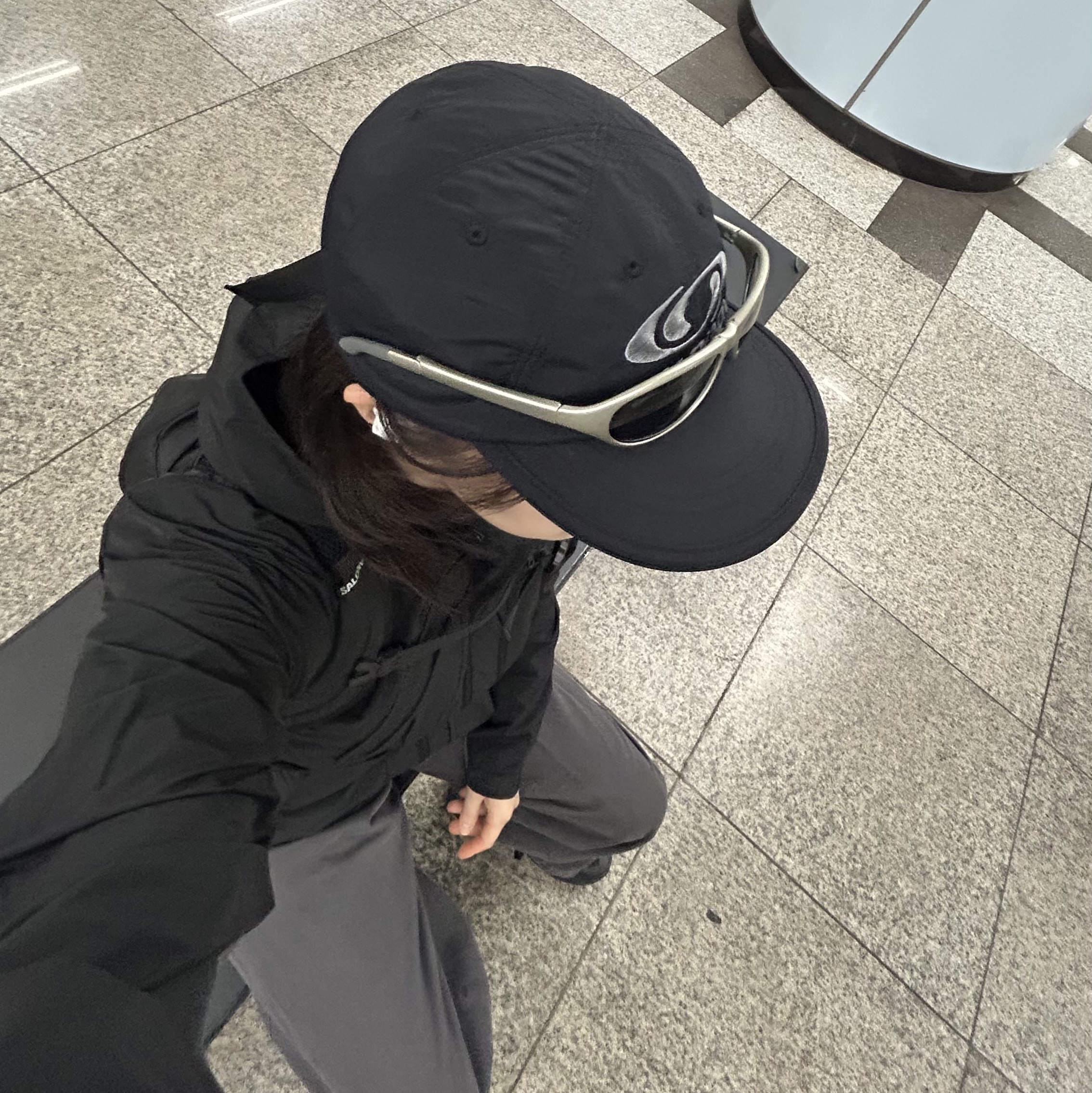 Salomon Link 6 Panel Cap Black, Montbell Trekking Glasses Silver Metallic Light Grey 착용 스타일 - 1