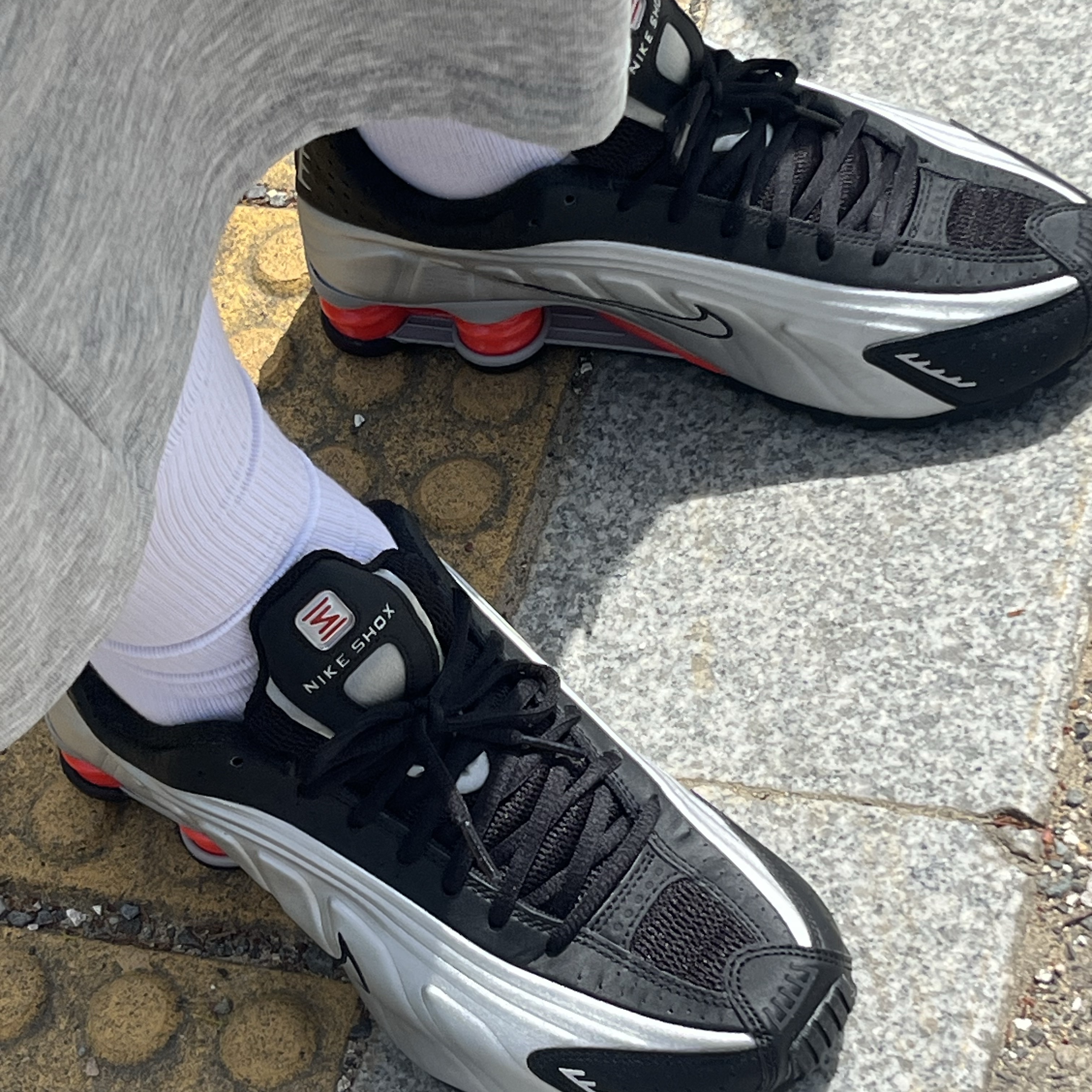 Nike Shox R4 Metallic Silver Red 착용 스타일
