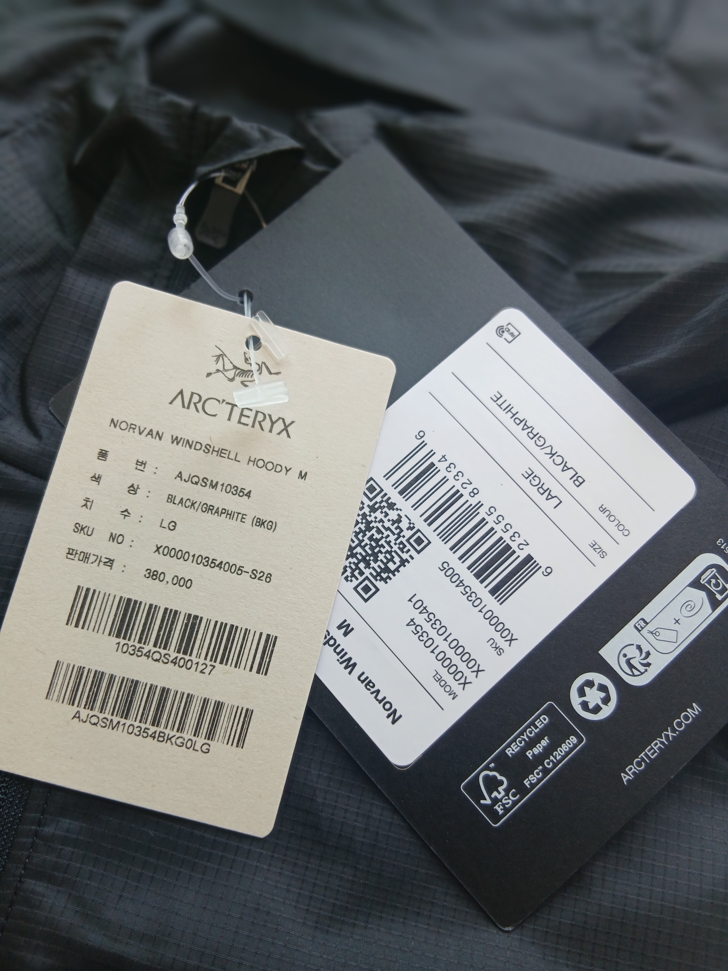 Arc'teryx Norvan Windshell Hoody Black Graphite, Arc'teryx Norvan Windshell Hoody Black Graphite 착용 스타일 - 3