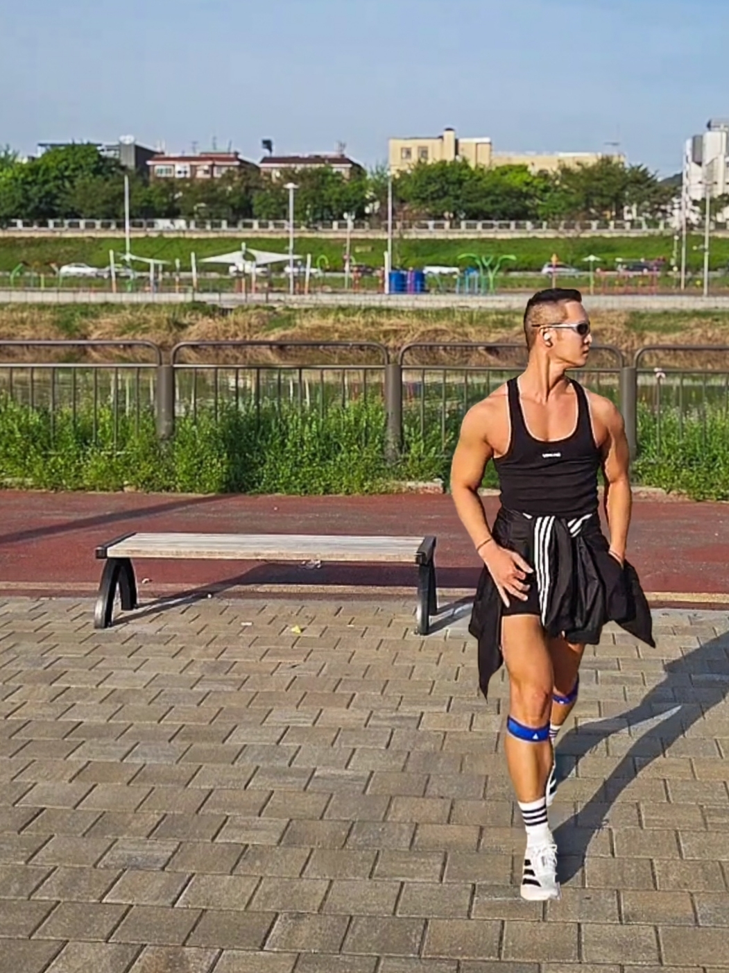 Oakley Eye Jacket Redux Silver Frame Prizm Black Polarized Lenses High Bridge Fit, [KREAM 단독] runwhither 3inch Shorts Black 착용 스타일 - 1