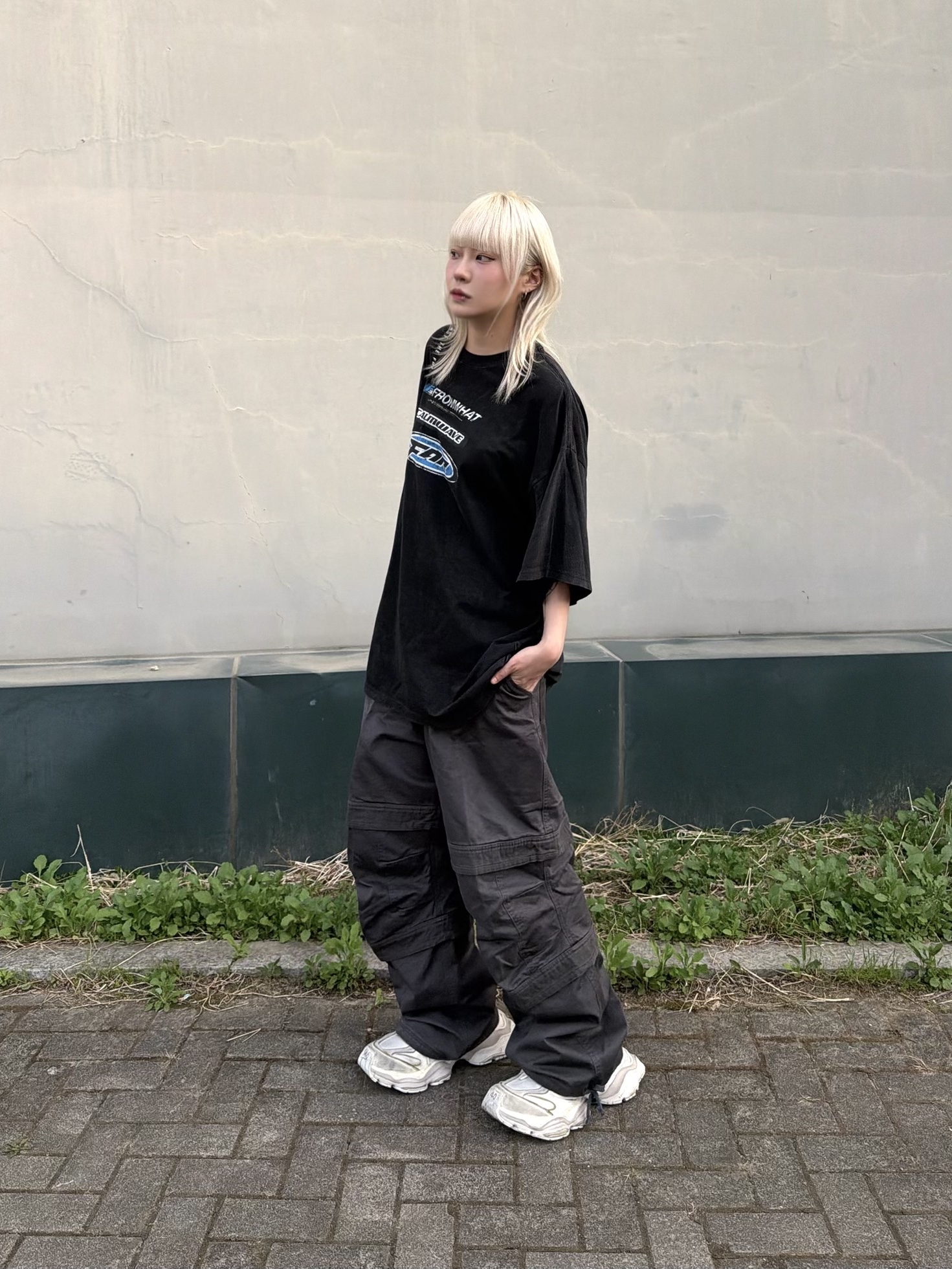 Farfromwhat Far Washed Logo T-Shirt Black, Farfromwhat Far Washed Logo T-Shirts Black 착용 스타일 - 1