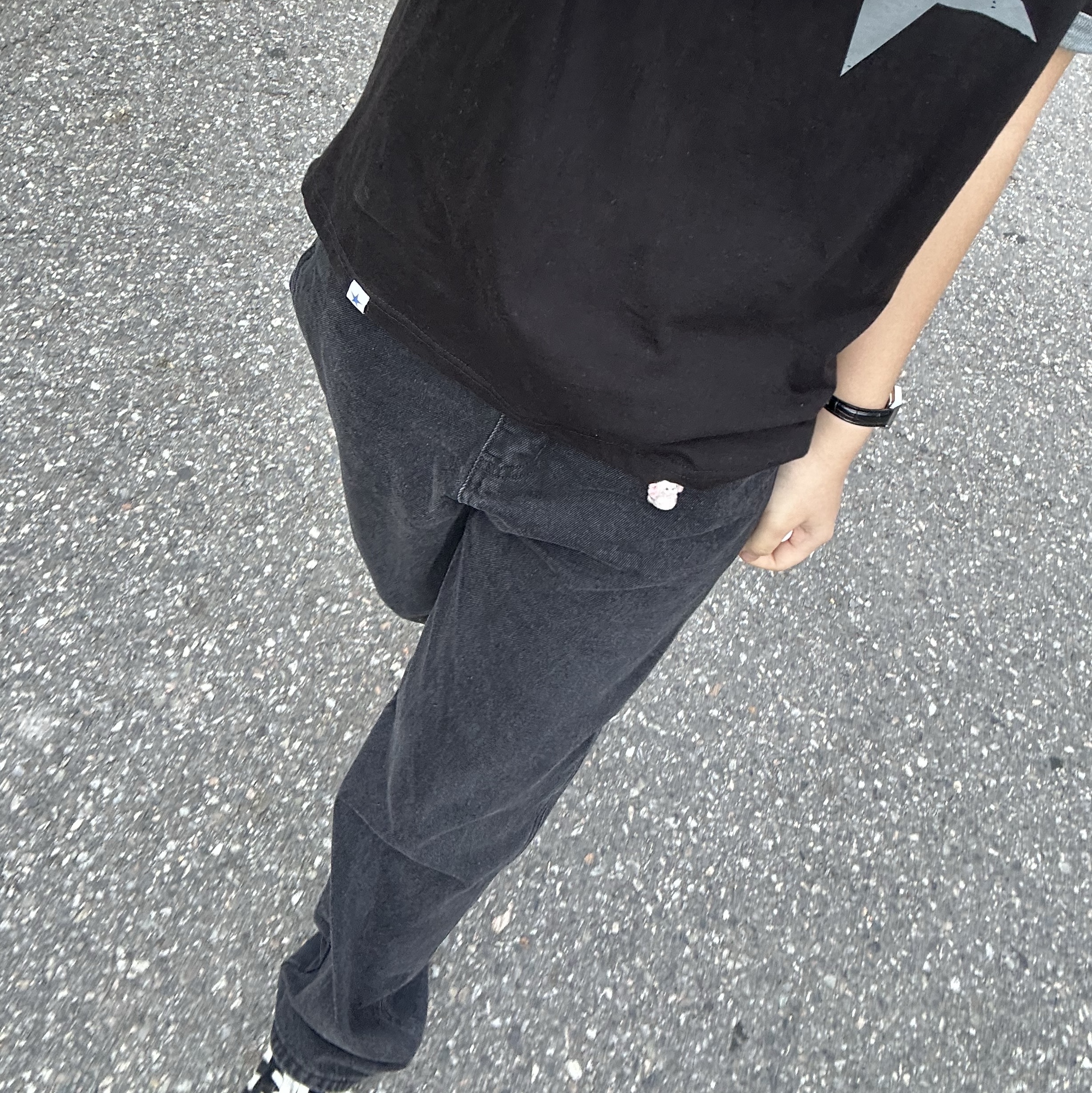 Suade Baggy Denim Black 착용 스타일