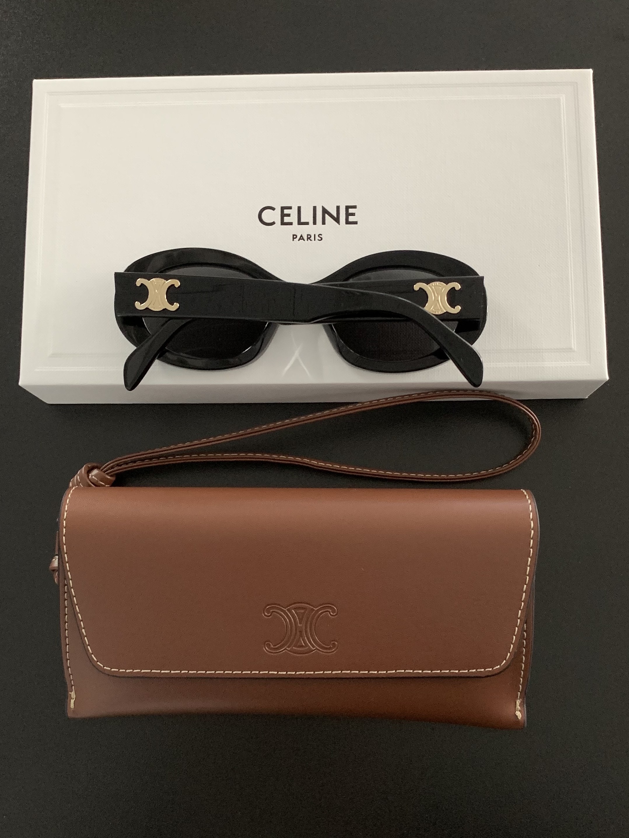 (W) Celine Triomphe 01 Sunglasses in Acetate Black 착용 스타일 - 4