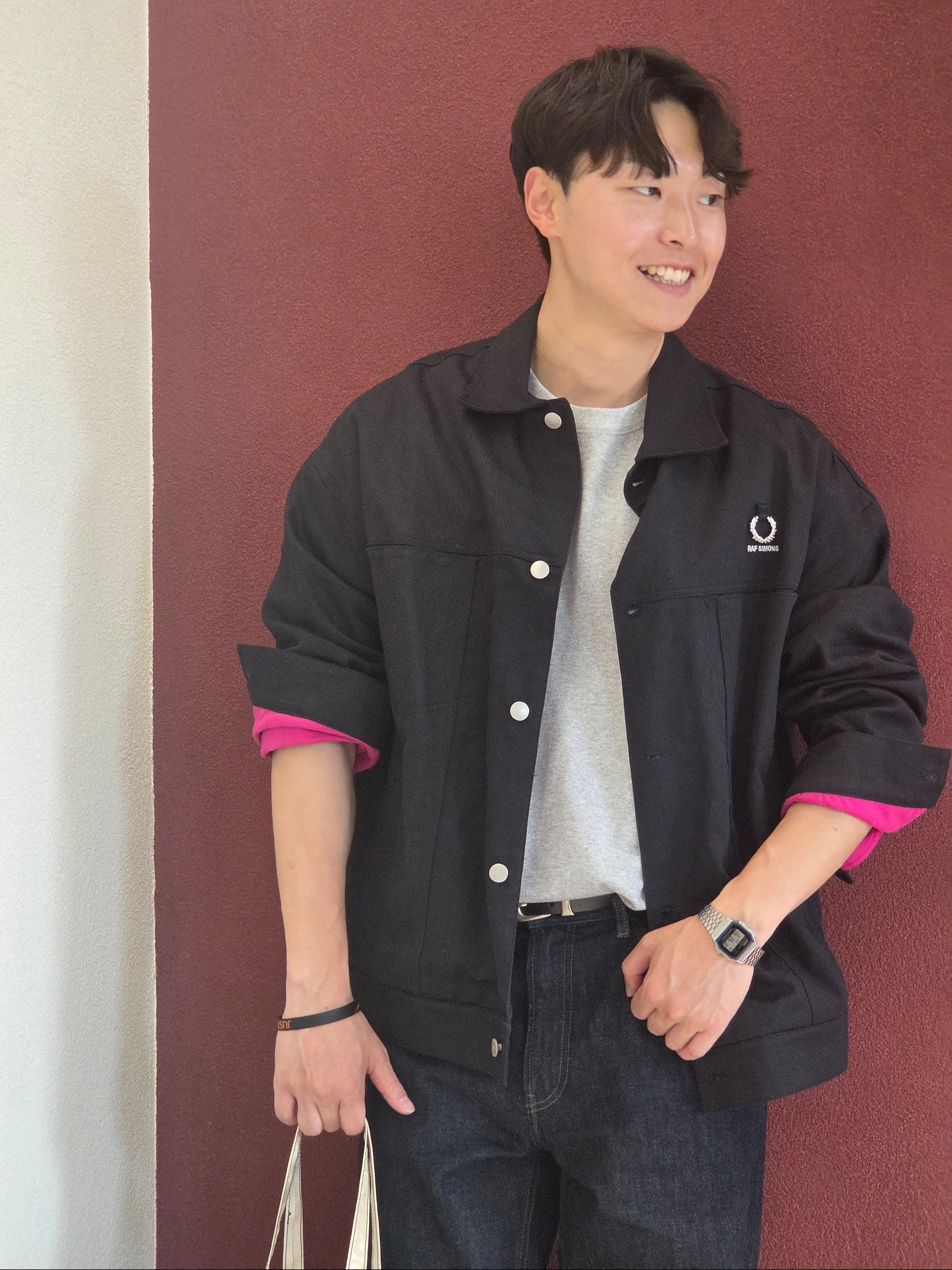 Uniqlo x JW Anderson Bi-Color T-Shirt Grey, Uniqlo x JW Anderson Selvedge Straight Jeans Navy 착용 스타일 - 3