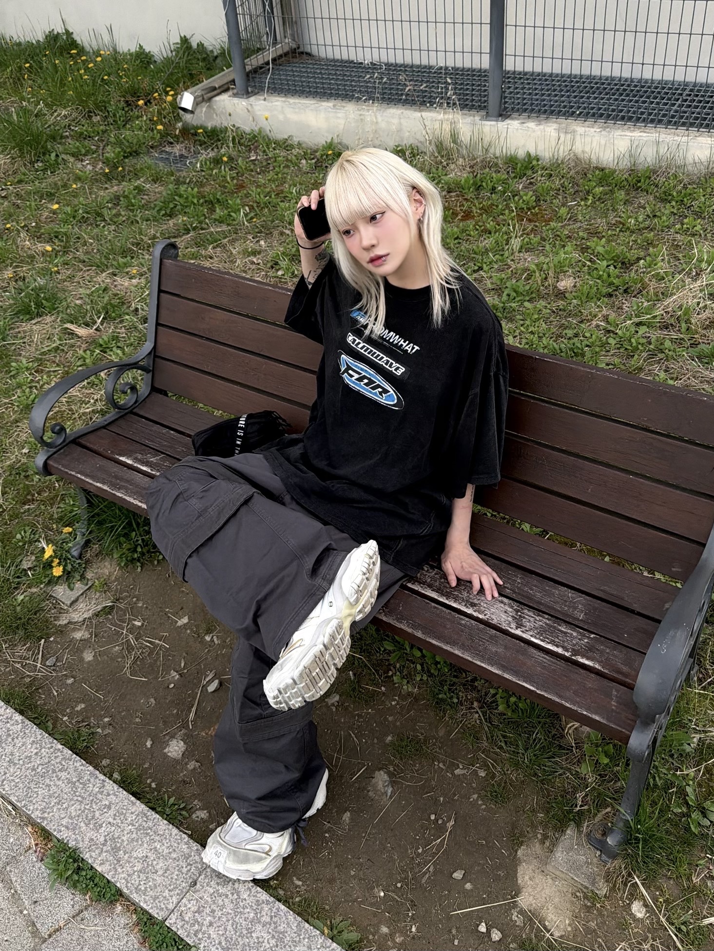 Farfromwhat Far Washed Logo T-Shirt Black, Farfromwhat Far Layered Work Pants Charcoal 착용 스타일 - 1