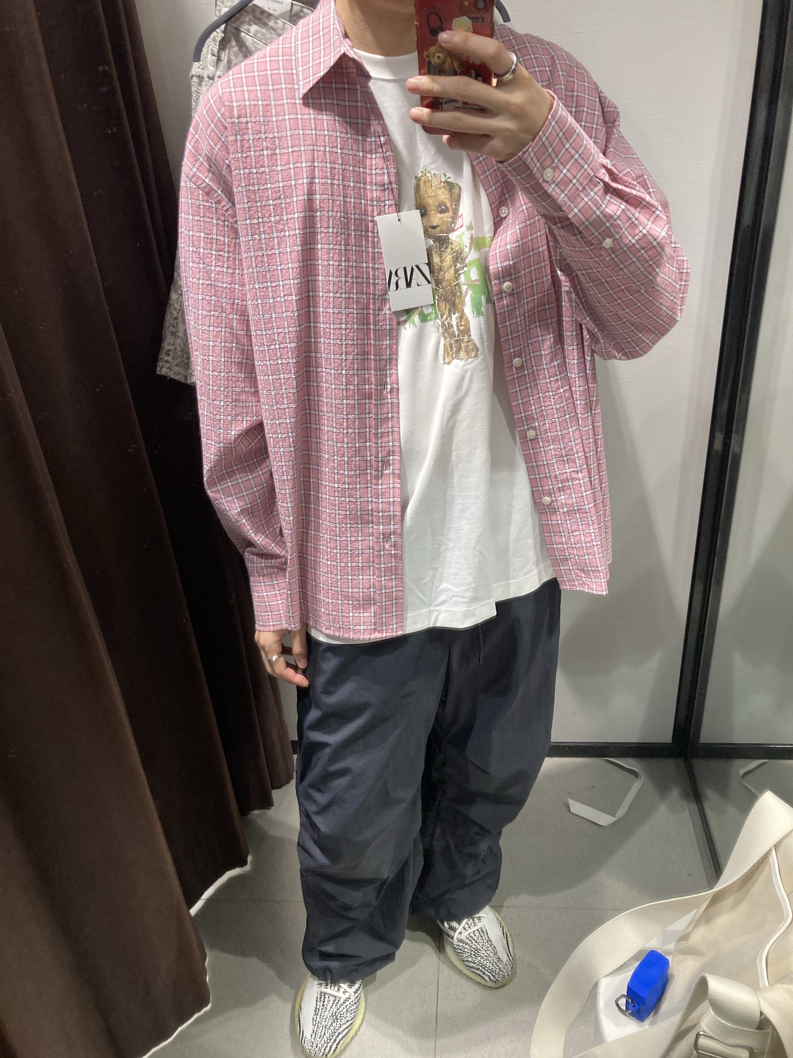 Adidas Yeezy Boost 350 V2 Zebra 2017/2019/2020, Ader Error x Disney Groot T-Shirt 01 Off White 착용 스타일