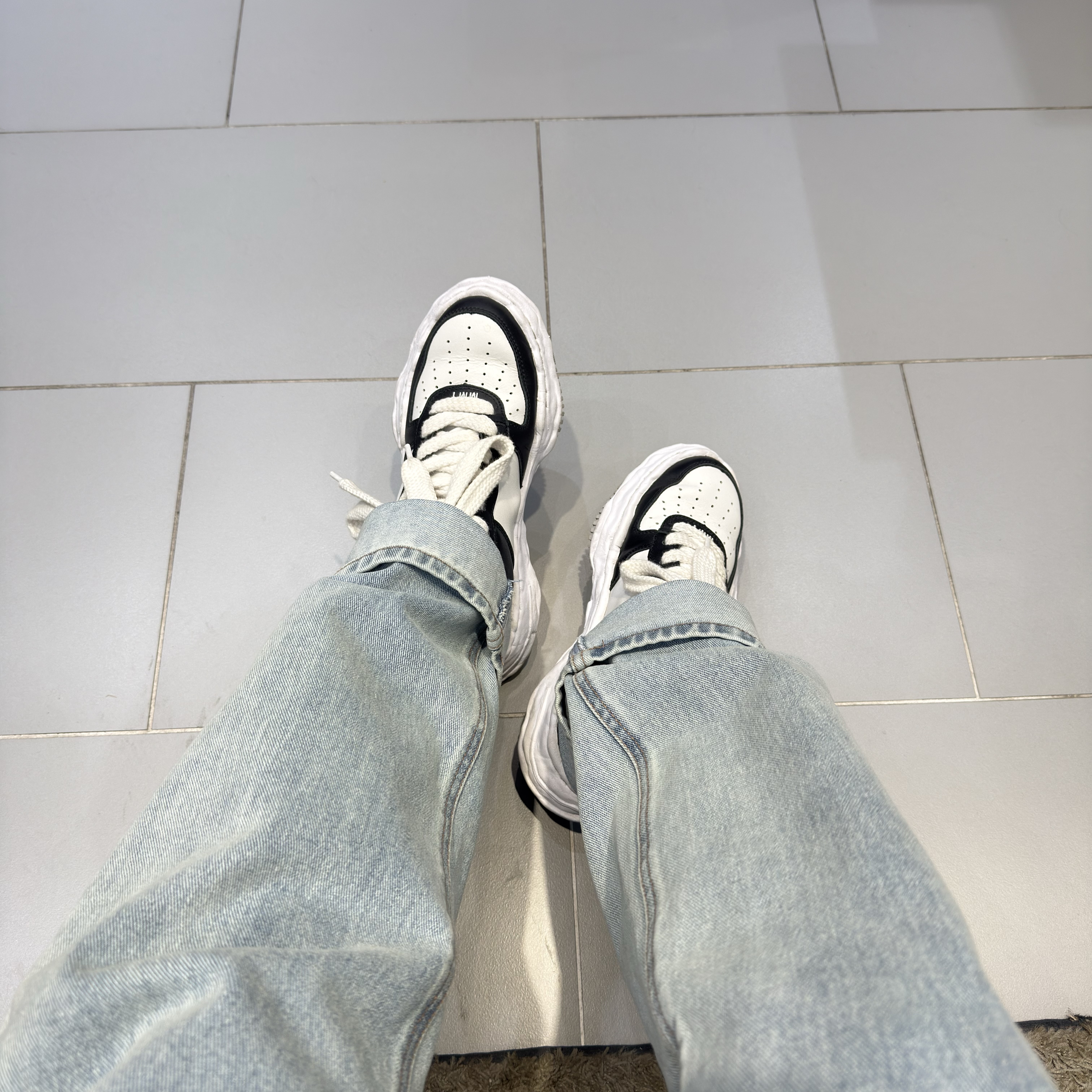 Maison Mihara Yasuhiro Wayne OG Sole Leather Low-top Sneakers Black White 착용 스타일 - 1