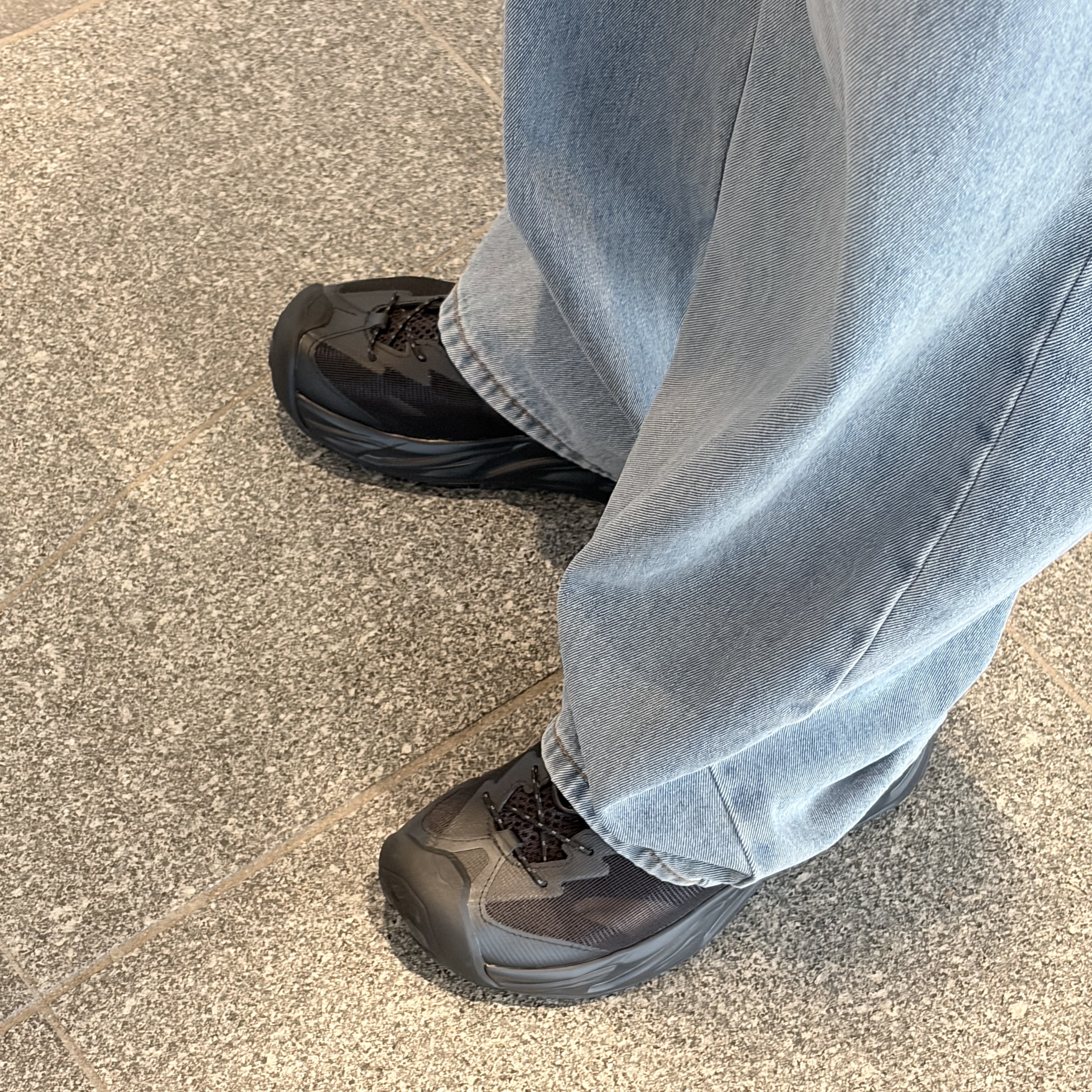 Hoka Hopara 2 Black 착용 스타일 - 2