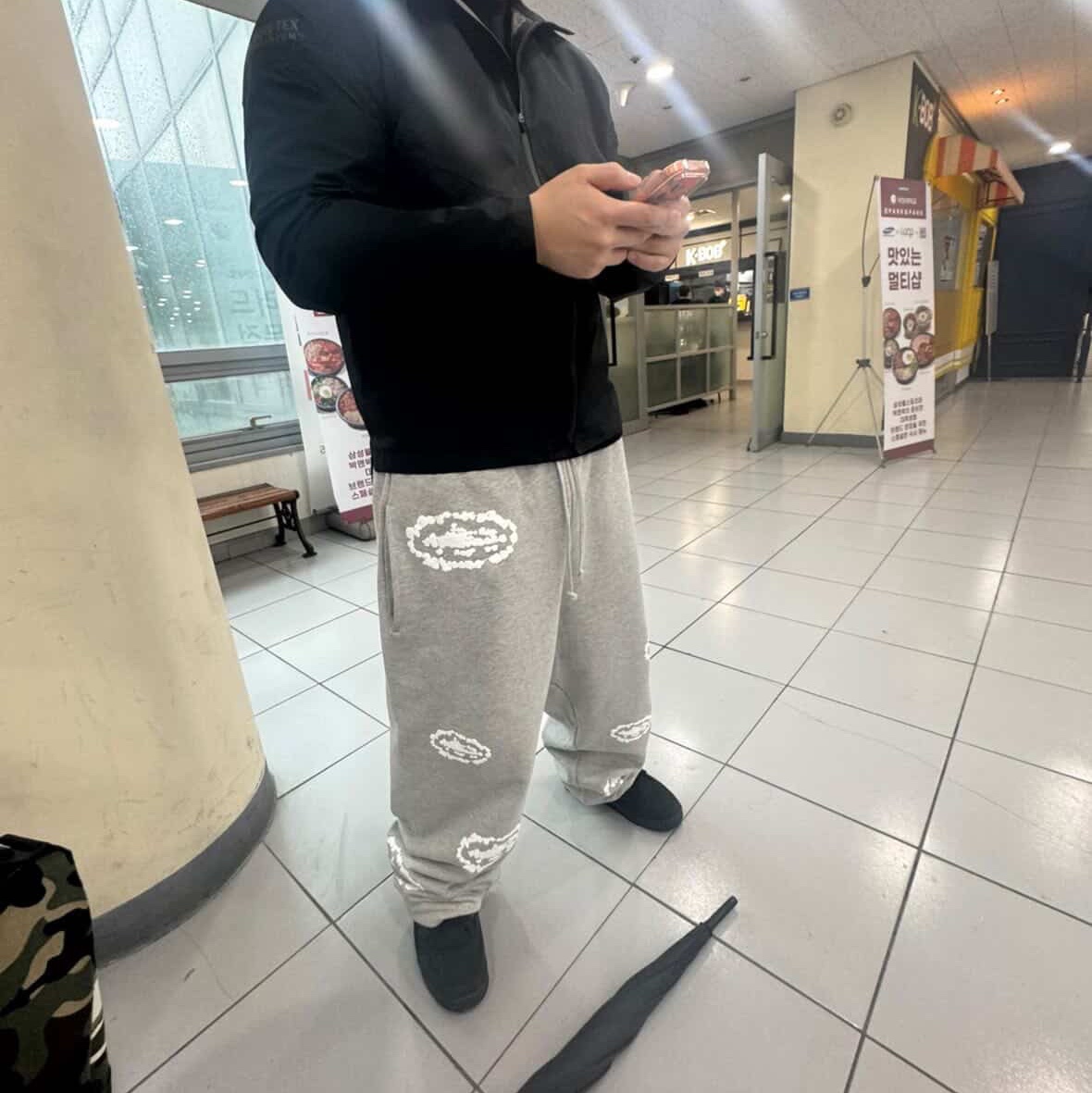 Denim Tears x Corteiz Island Wreath Sweatpants Grey, Jordan 4 Retro Black Cat 2025 착용 스타일