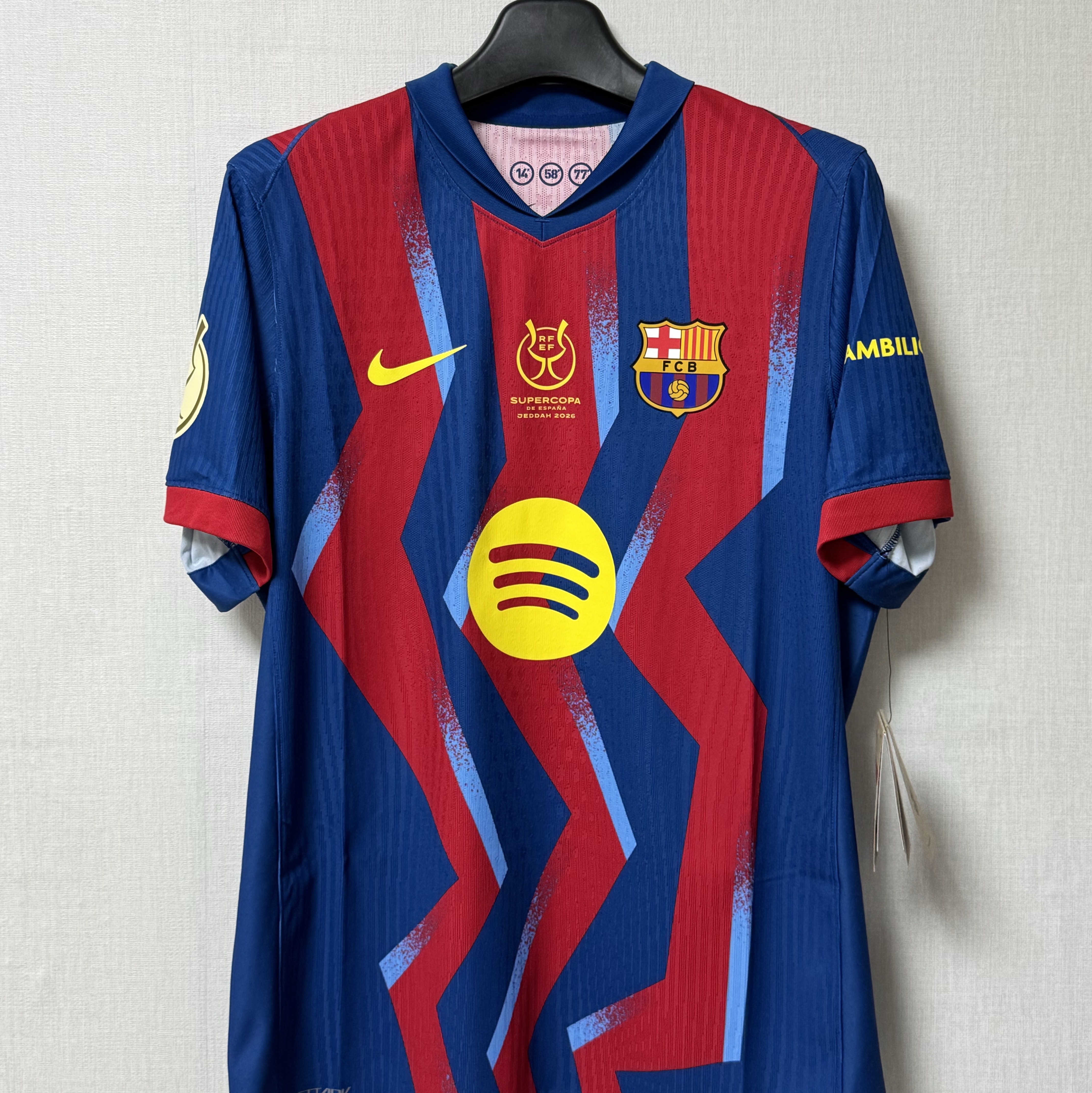 Nike FC Barcelona 2025/26 Stadium Fourth Dri-Fit Soccer Replica Jersey Gym Blue Salsa Red (Non Marking Ver.) 착용 스타일 - 1