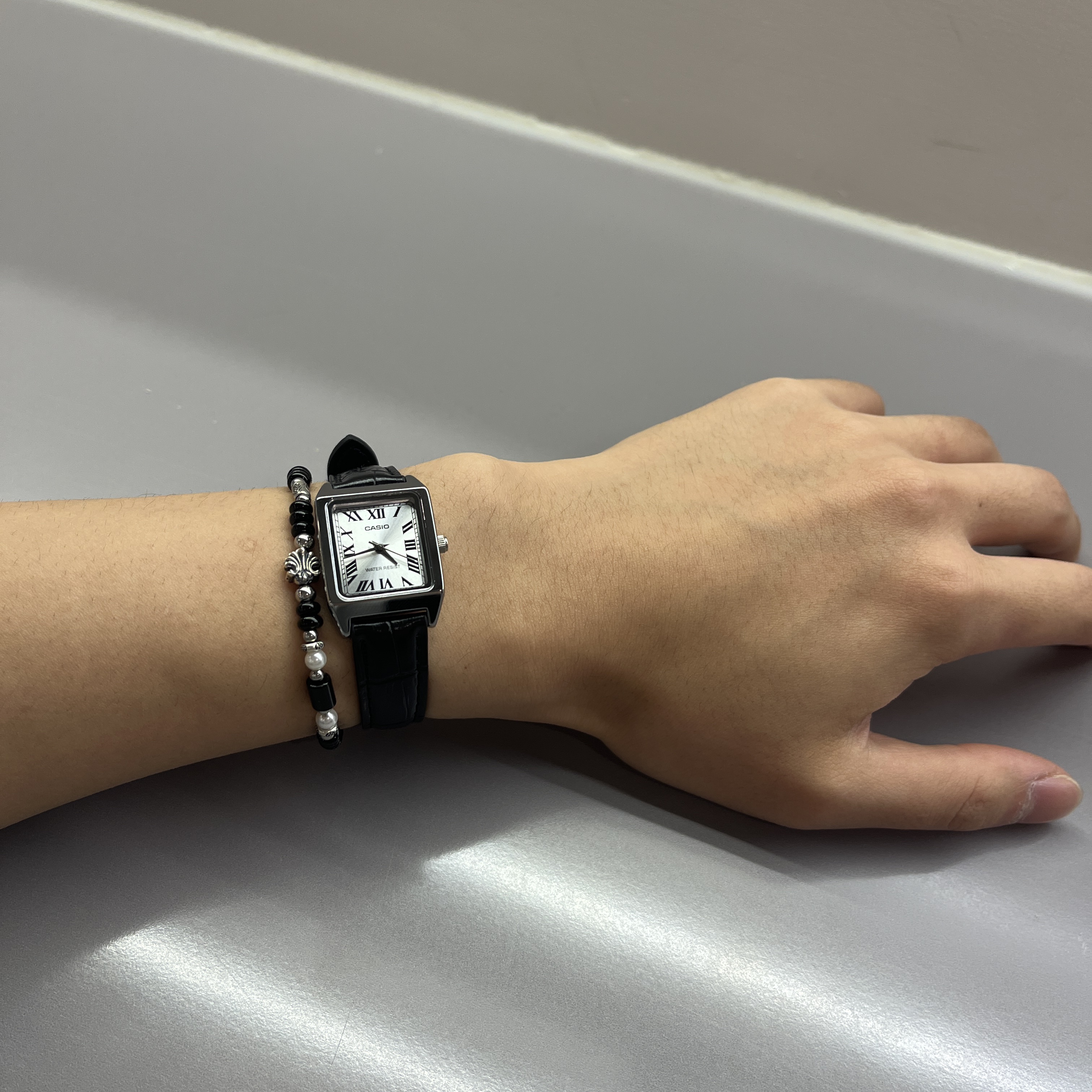 Casio LTP-V007L-7B1, [KREAM 단독] Scudo Shell Black Pearl Beads Bracelet 착용 스타일