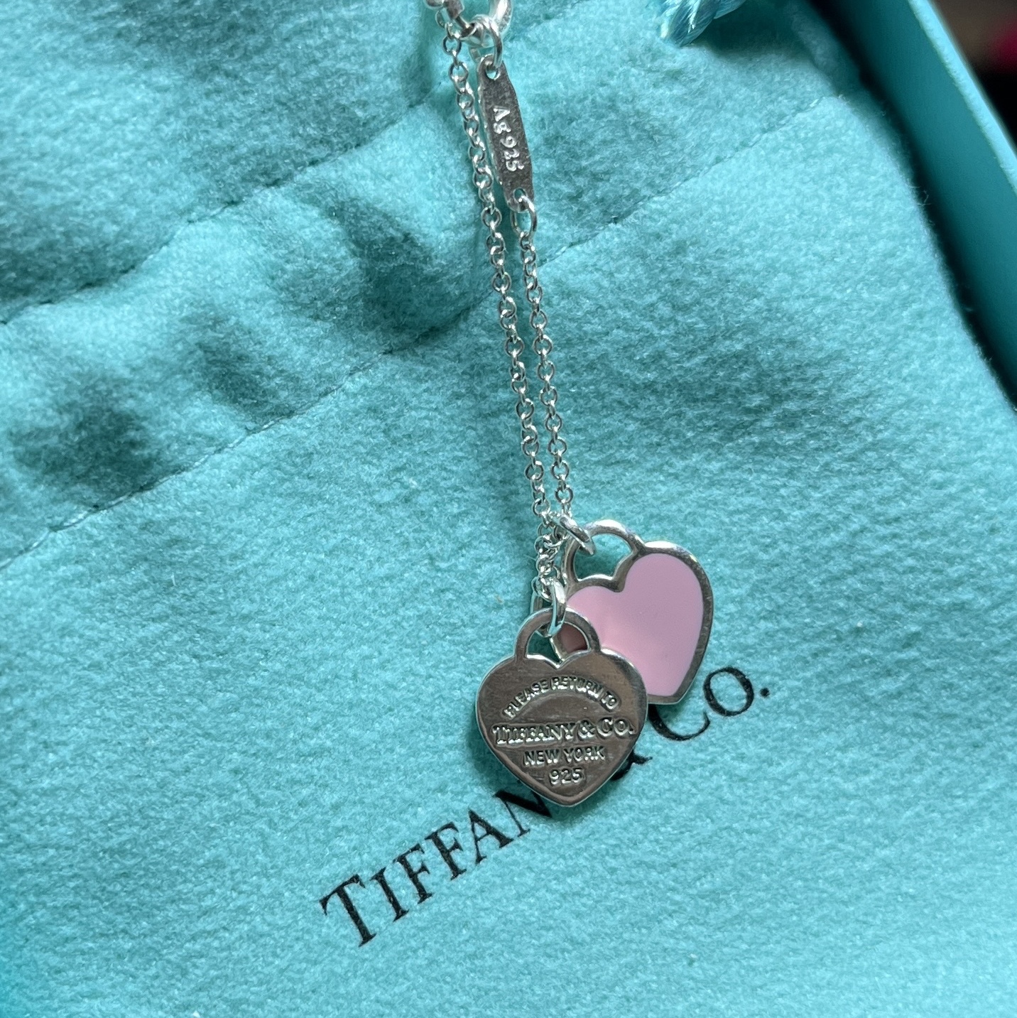 Tiffany & Co. Return To Tiffany Pink Double Heart Tag Pendant Mini Silver (16in) 착용 스타일