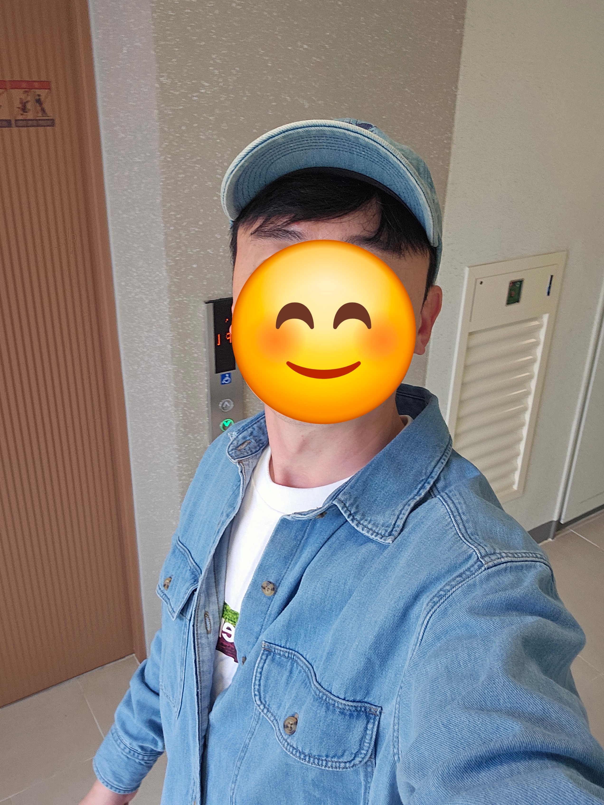 Supreme x Burberry Denim 6-Panel Washed Blue - 22SS, Supreme Los Angeles Fire Relief Box Logo T-Shirt White - 25SS 착용 스타일 - 2