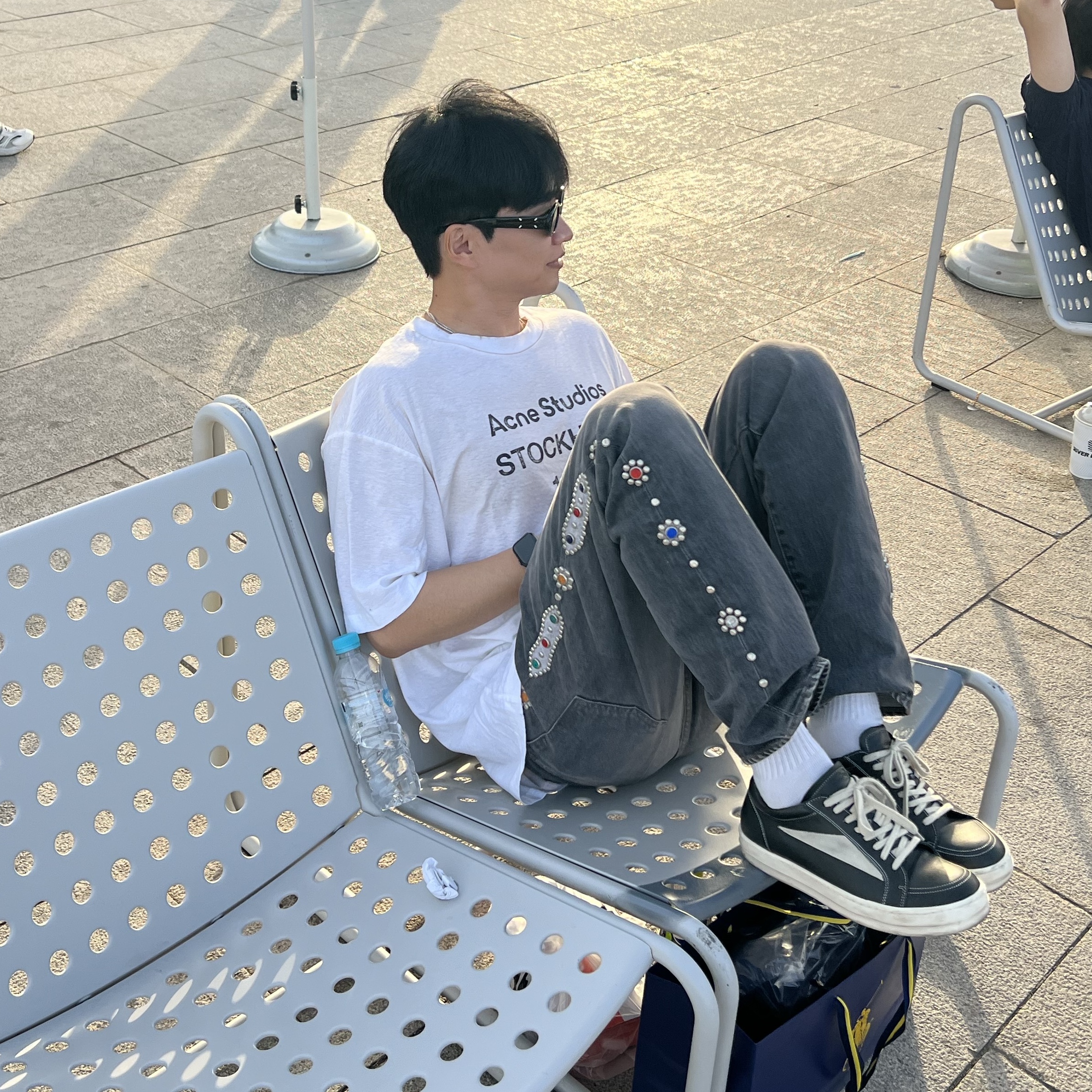 Acne Studios Relaxed Fit Logo T-Shirt Dusty white, Kapital 14 oz. Denim 5P Monkey Cisco Gemstone Pants Black 착용 스타일