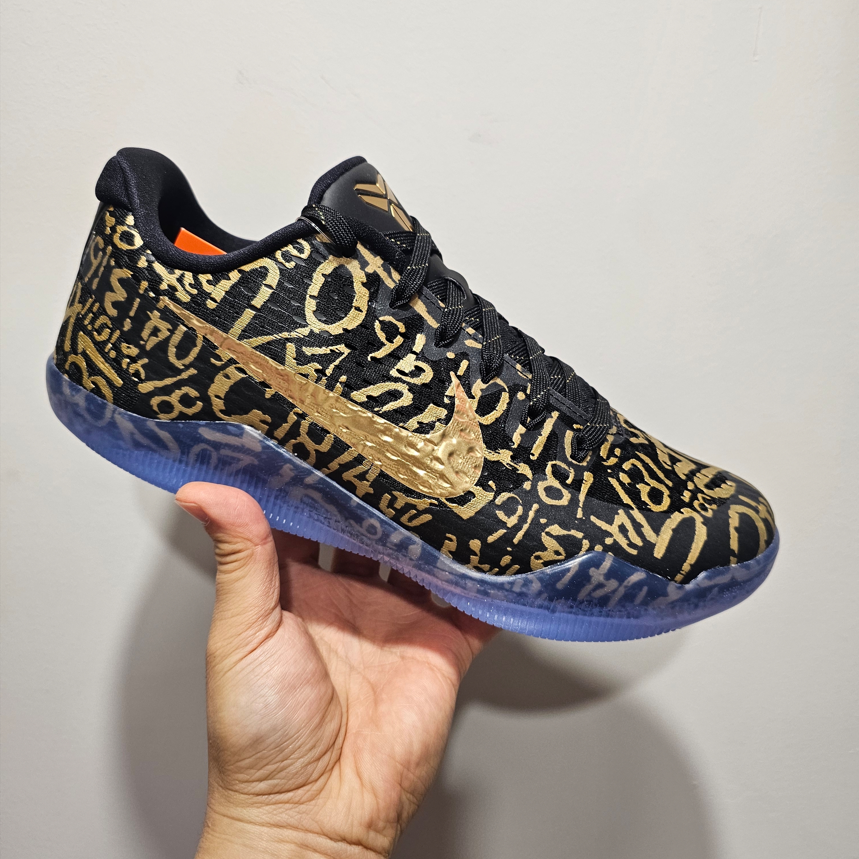 Nike Kobe 11 Protro Black and Metallic Gold 착용 스타일 - 1
