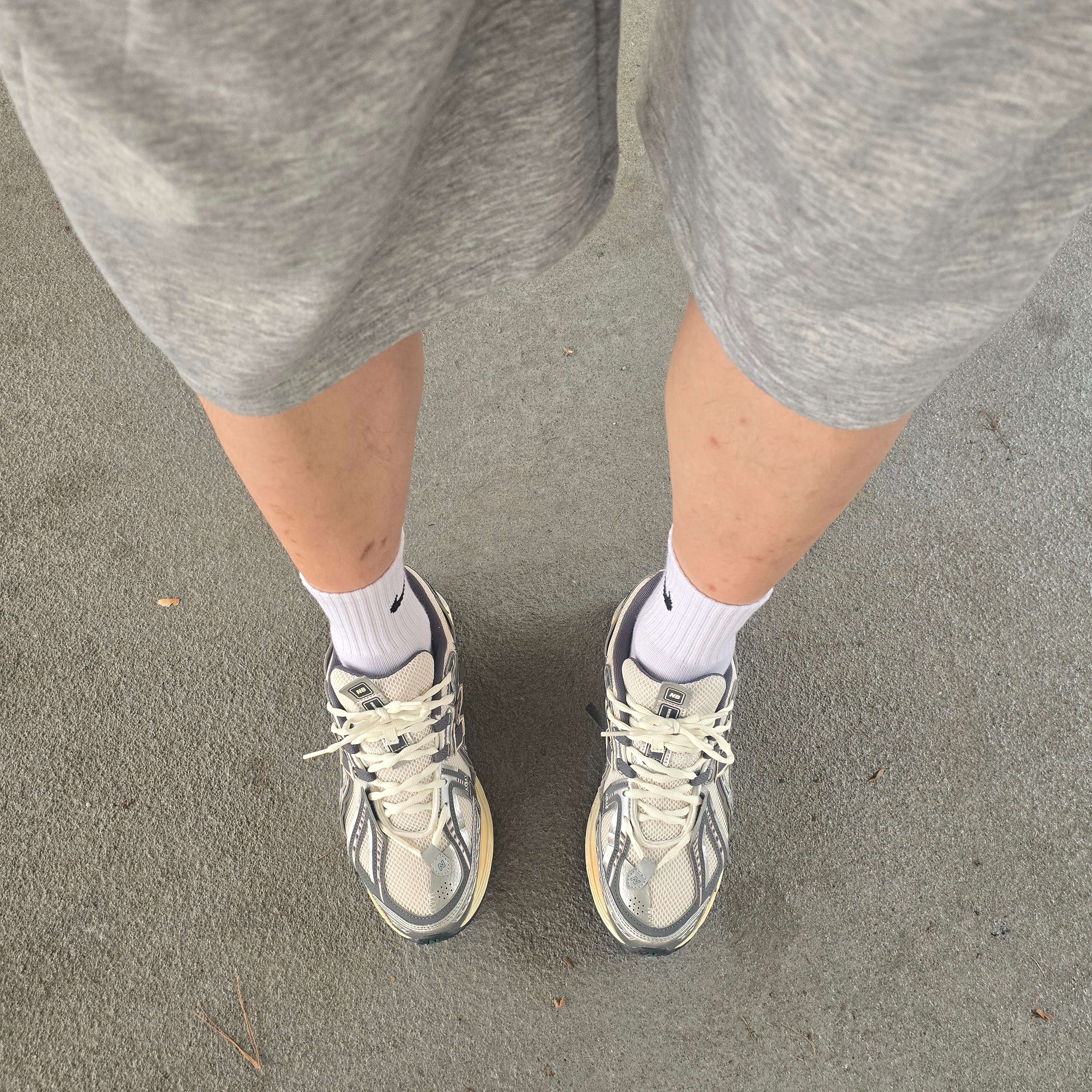 New Balance 1906A Silver Metallic Castlerock 착용 스타일 - 1