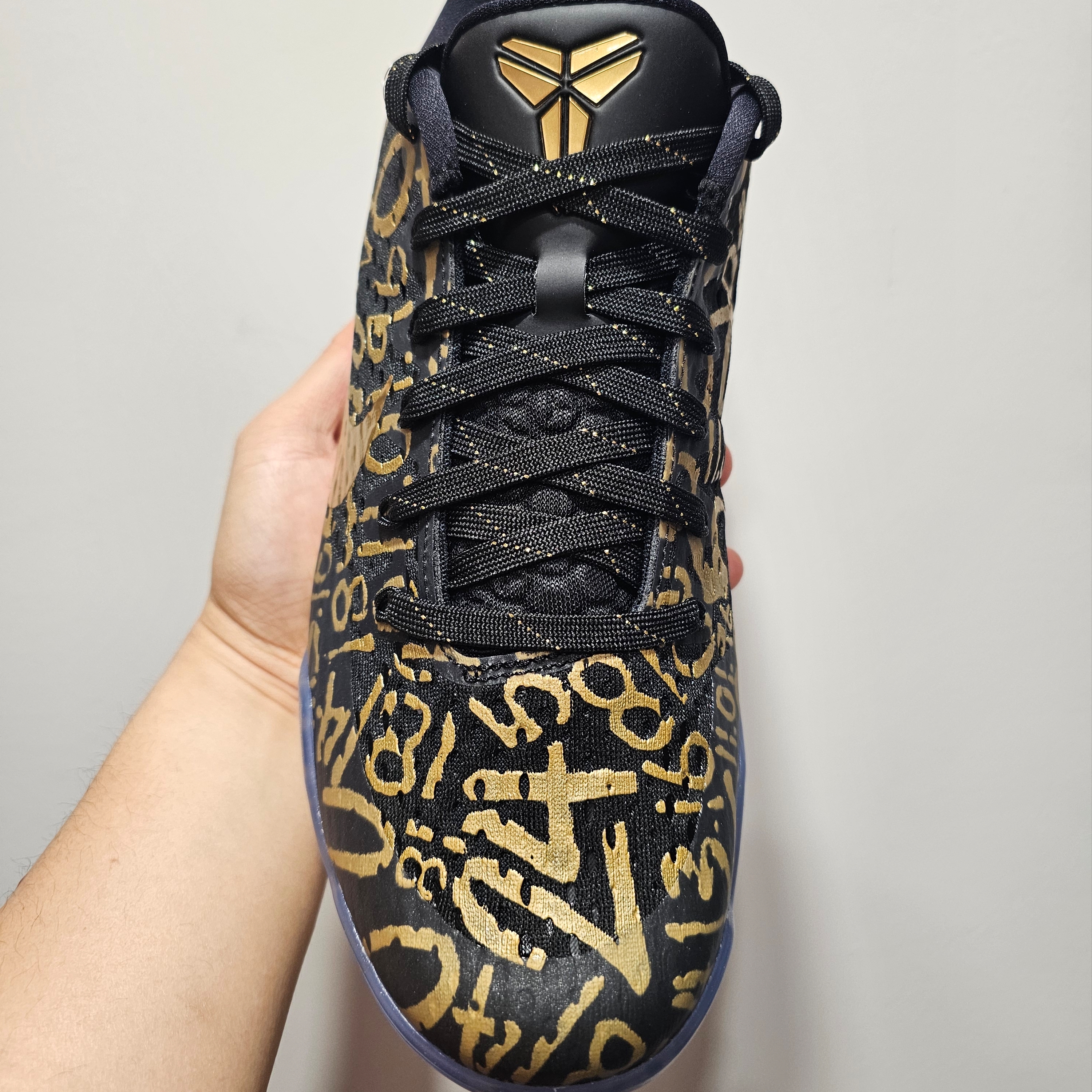 Nike Kobe 11 Protro Black and Metallic Gold 착용 스타일 - 2