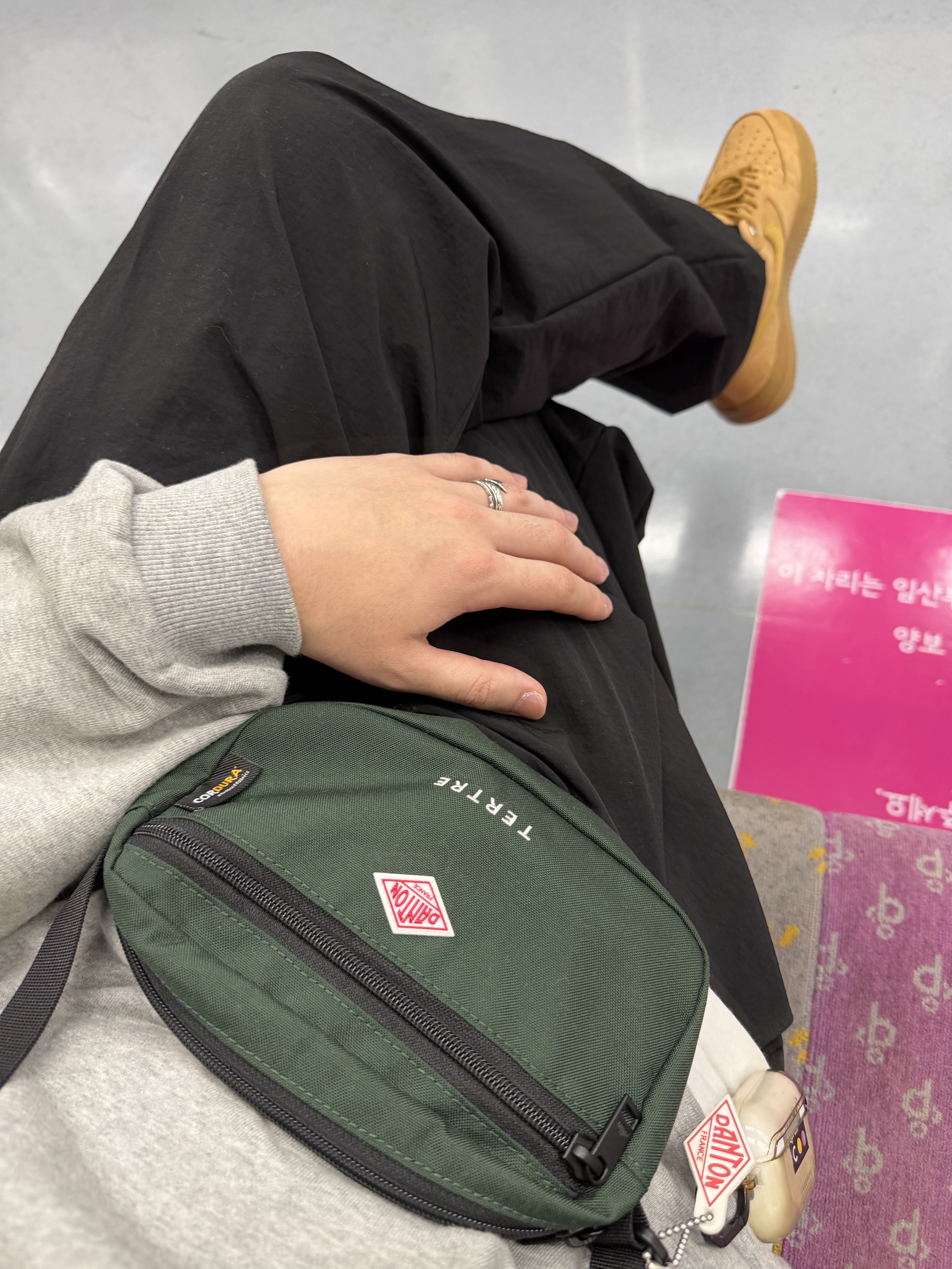 (W) Nike Air Force 1 '07 WB Flax Wheat, Casetify x IAB Studio Single White Logo AirPods Pro Case Clear 착용 스타일 - 2