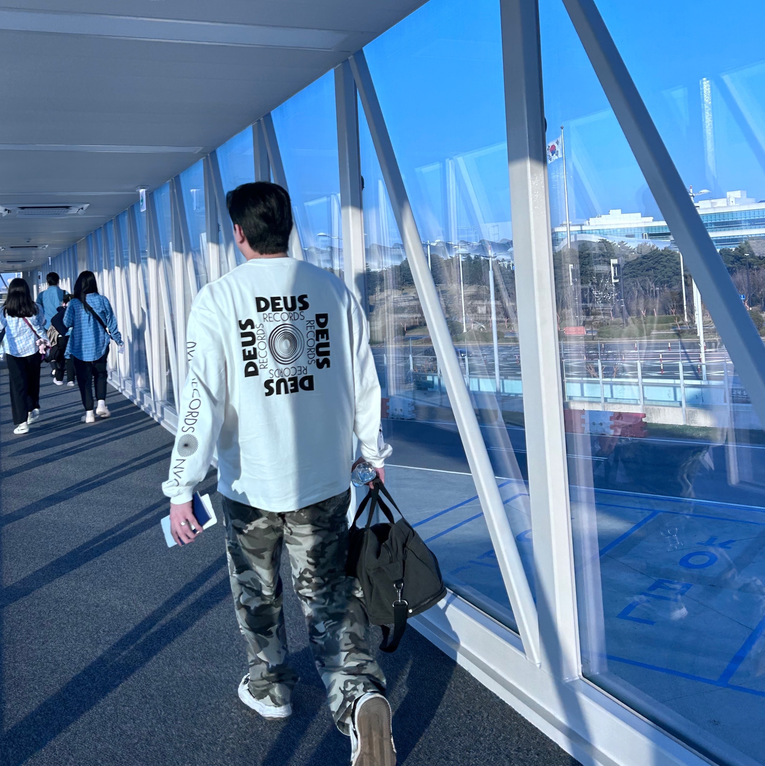 Deus Ex Machina Defacto L/S T-Shirt White, Deus Ex Machina Dub Knee Pants Camo 착용 스타일