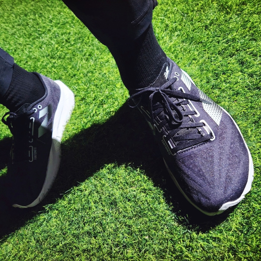 New Balance FuelCell Rebel v4 Black White - 2E Wide 착용 스타일 - 1