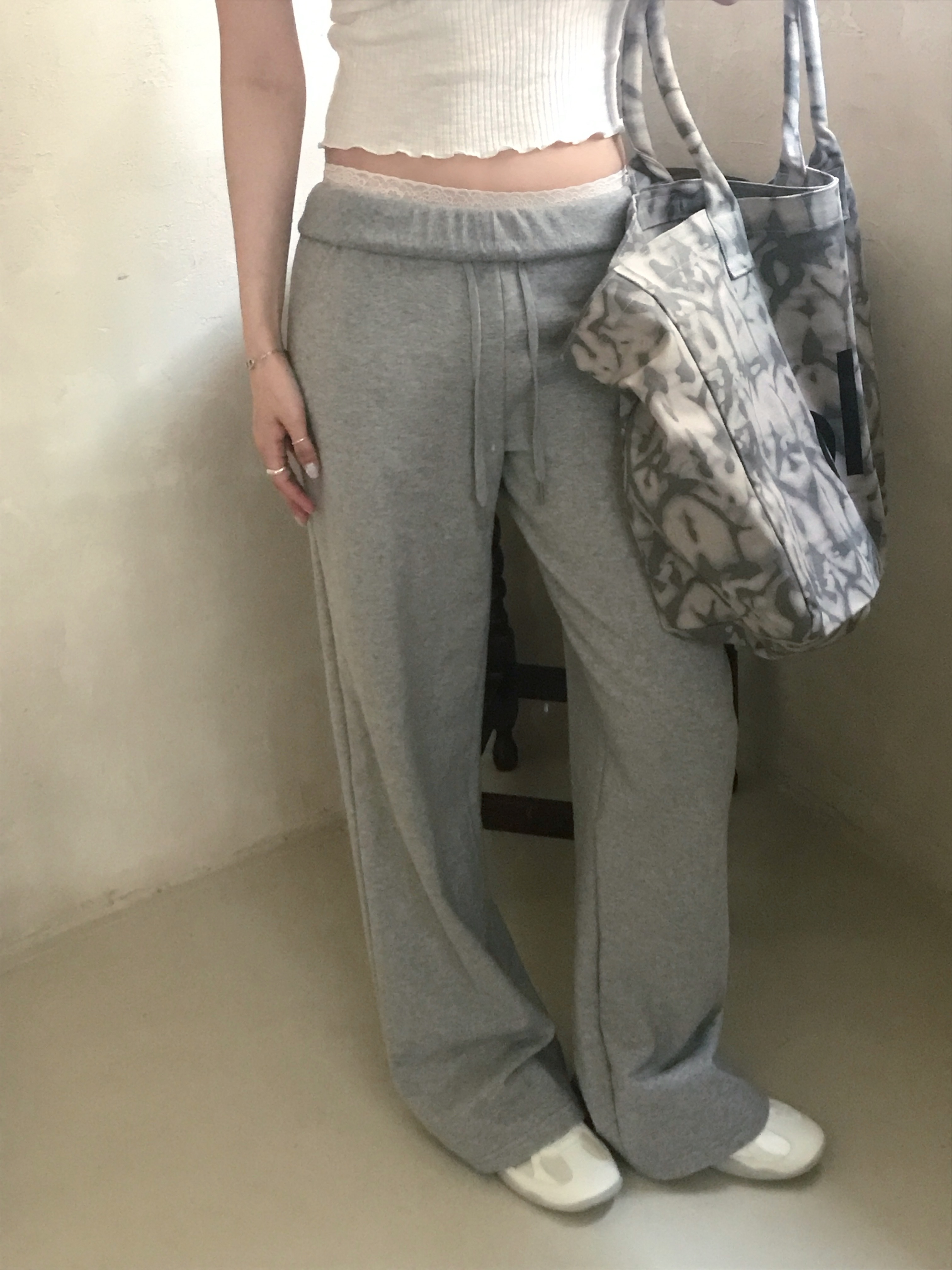 Alo Yoga Iconic Shopper Tote Bag Grey Tiedye, Fila Glio Cream 착용 스타일 - 4