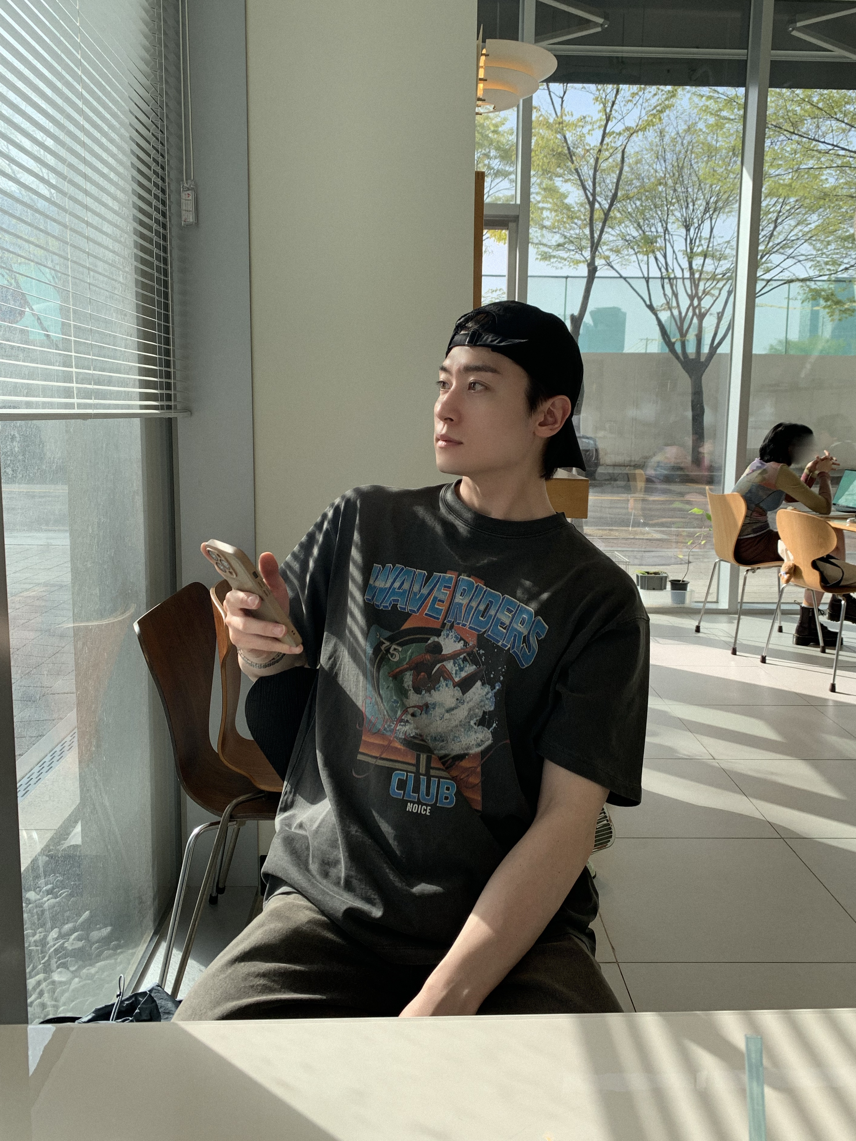 Noice x Oasis Maine Road T-Shirt Charcoal, Helinox Wear Eclipse Lightpack 20 Black 착용 스타일 - 2