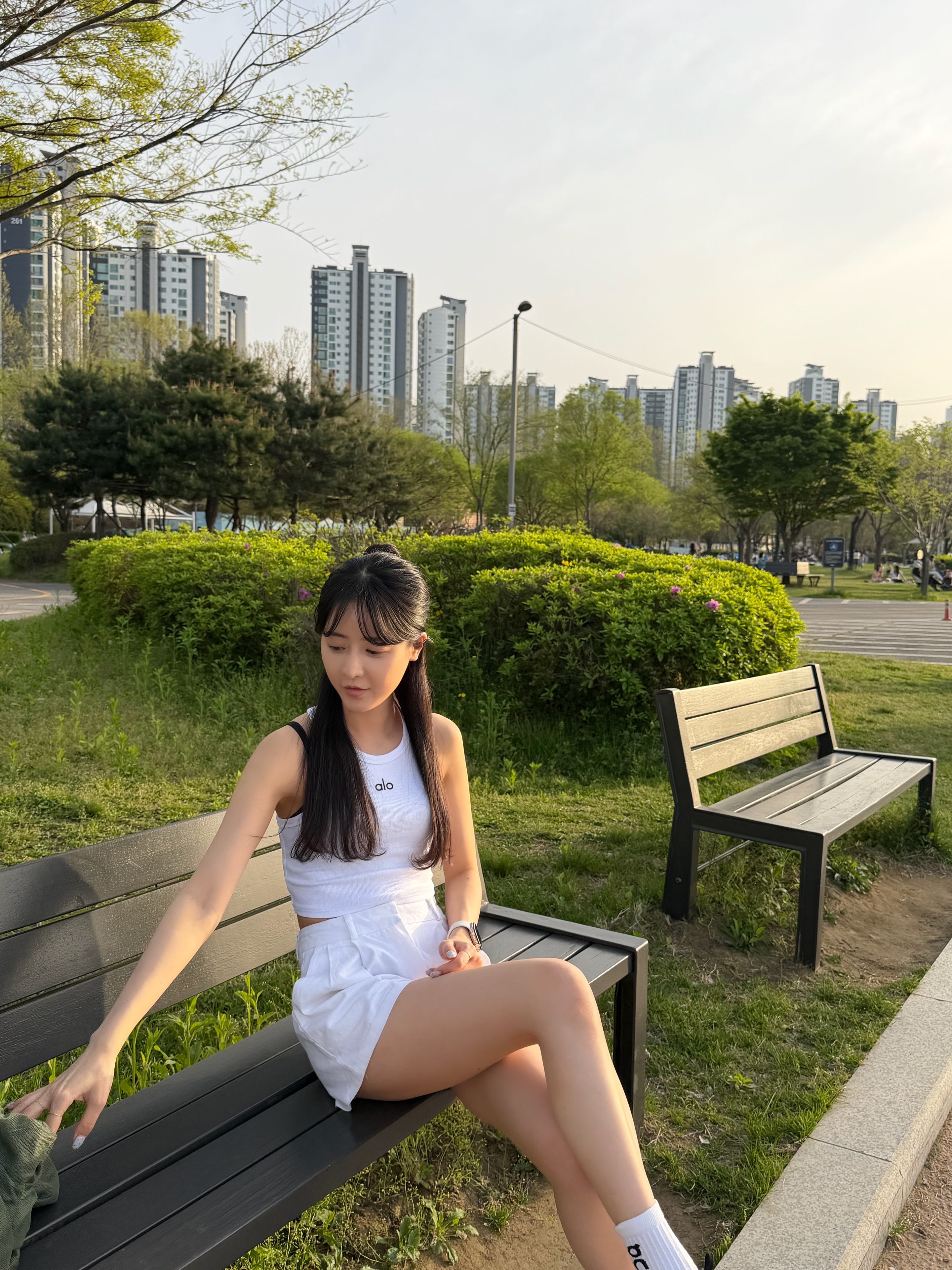(W) Alo Yoga Aspire Tank White, On Running Logo Socks White (3 Pack) 착용 스타일 - 4
