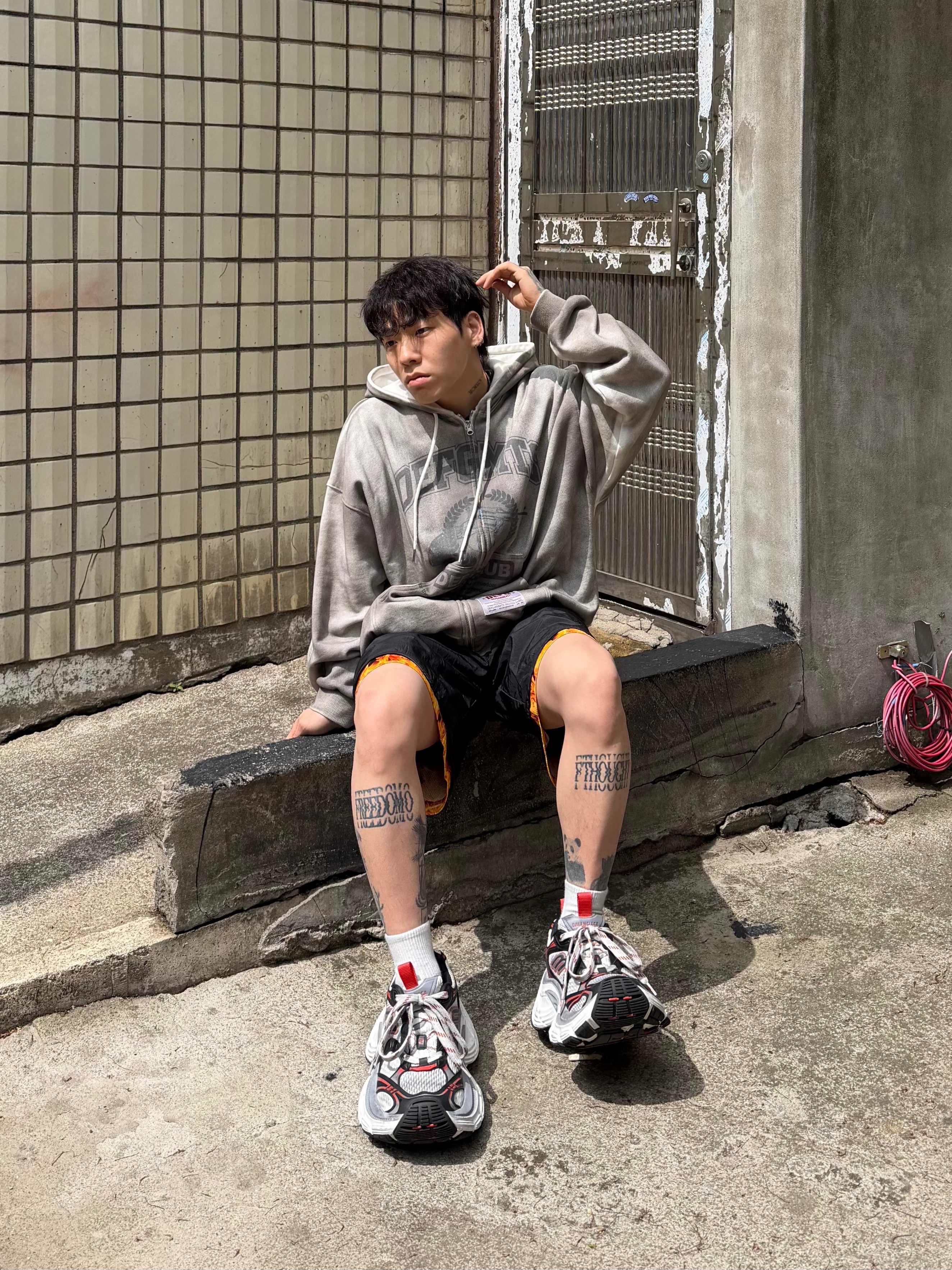 Balenciaga 10XL Sneakers Grey White Red 착용 스타일 - 2