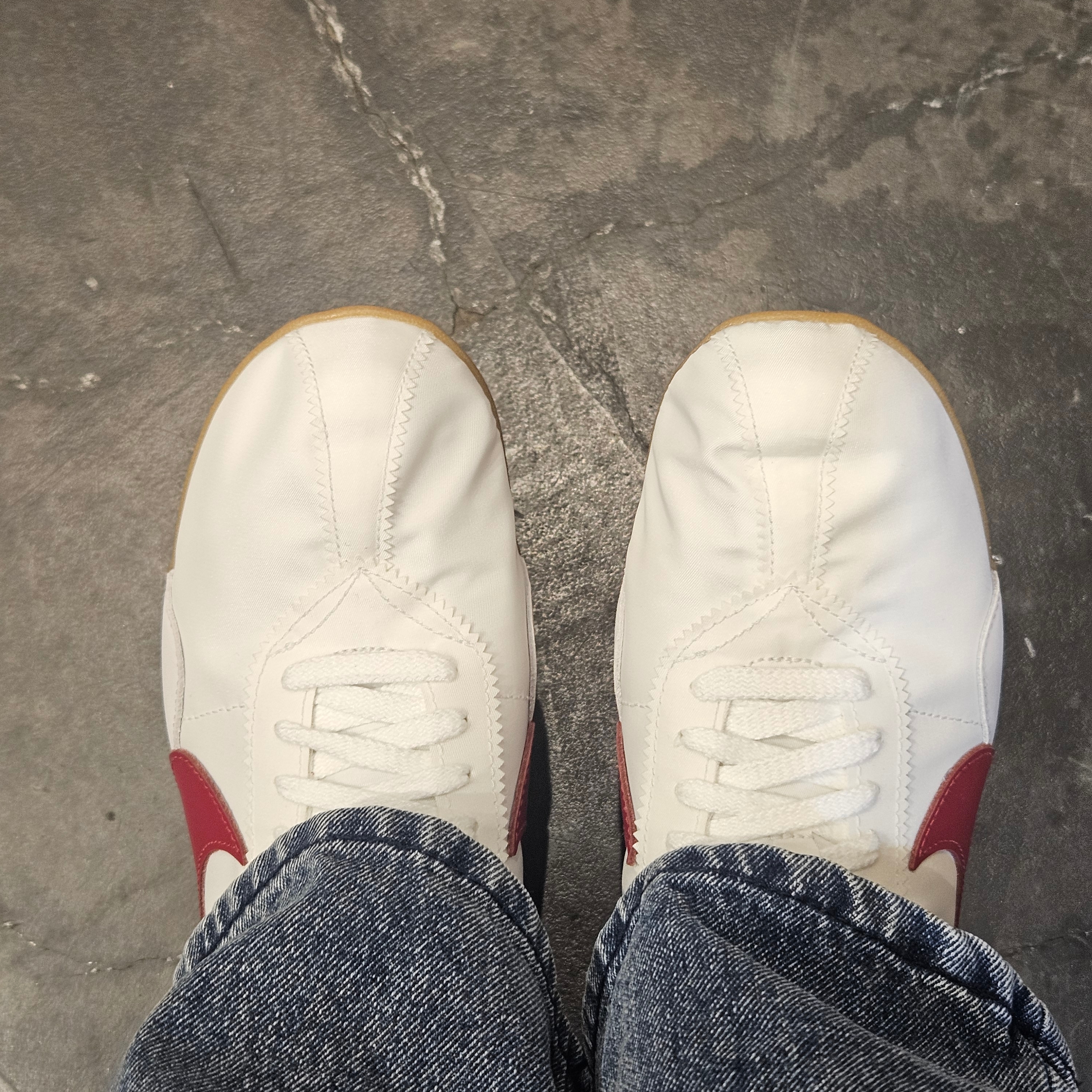 (W) Nike Moon Shoe Summit White Team Crimson 착용 스타일 - 3